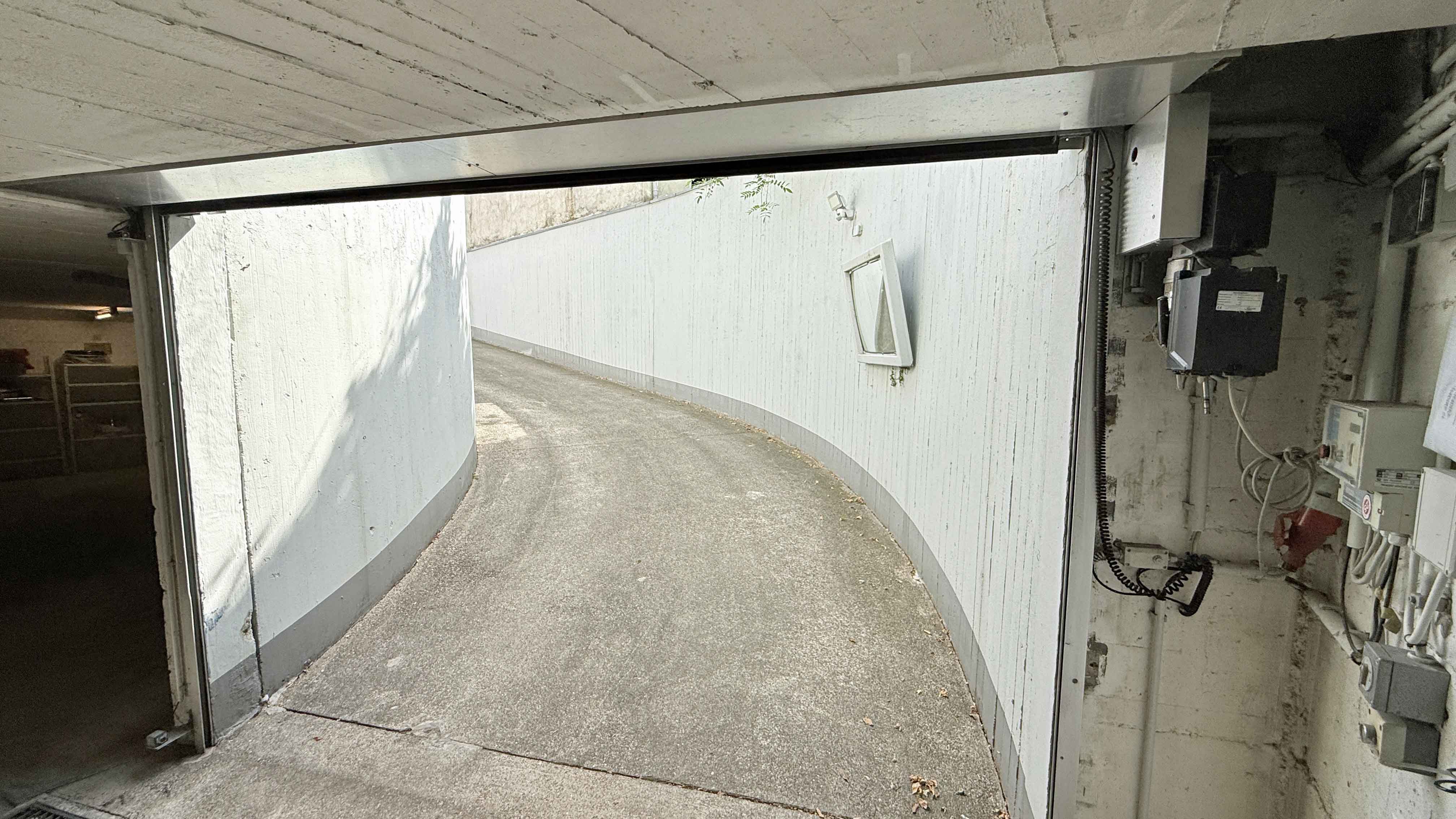 Köln-Porz: Gepflegte 3-Zimmer-Wohnung mit Balkon, Keller und Tiefgaragenstellplatz , Zufahrt zum Tiefgaragenstellplatz (im KP enth.)