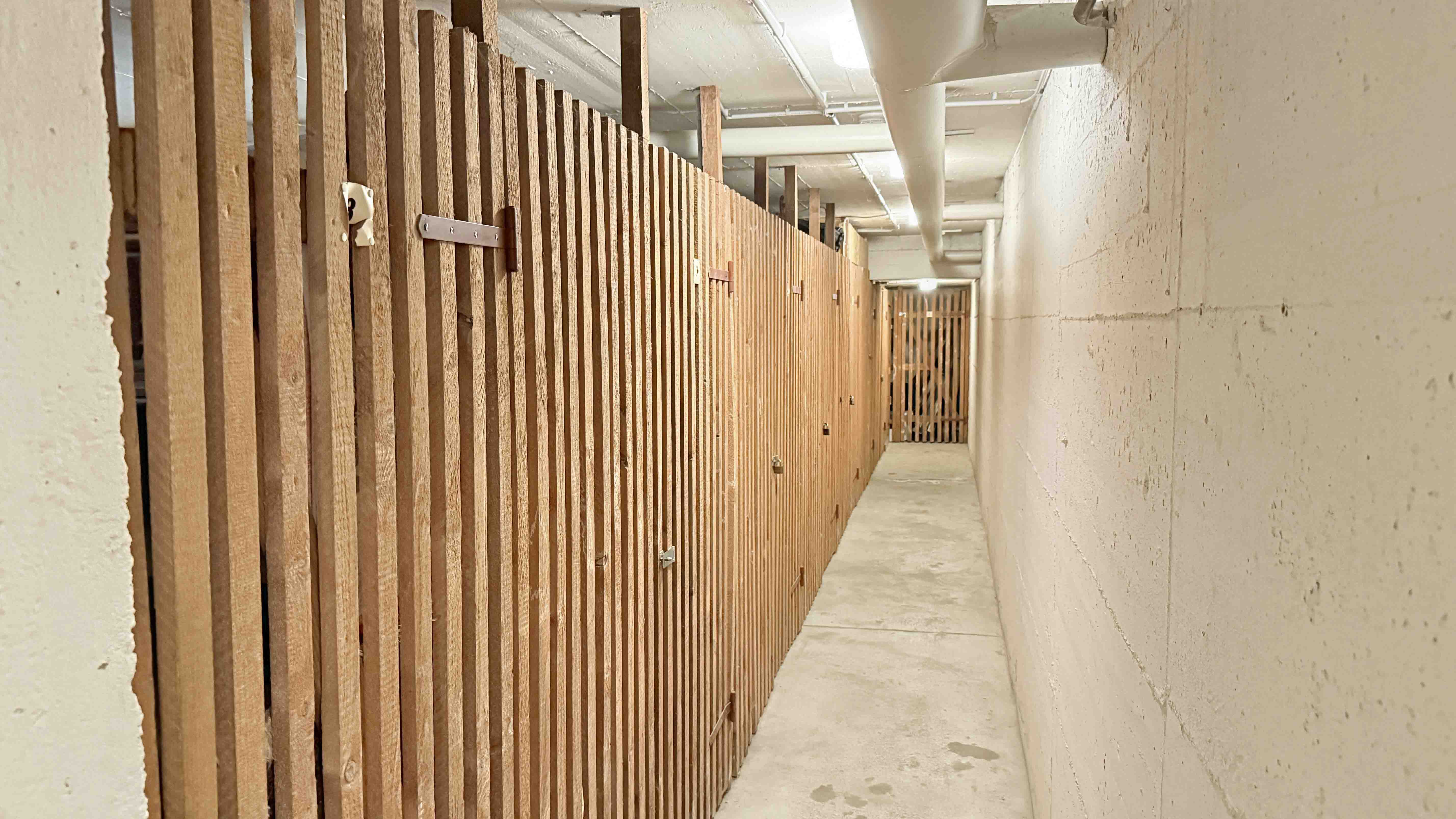 Köln-Porz: Gepflegte 3-Zimmer-Wohnung mit Balkon, Keller und Tiefgaragenstellplatz , Eigener Abstellkeller; gemeinsamer Fahrradkeller 