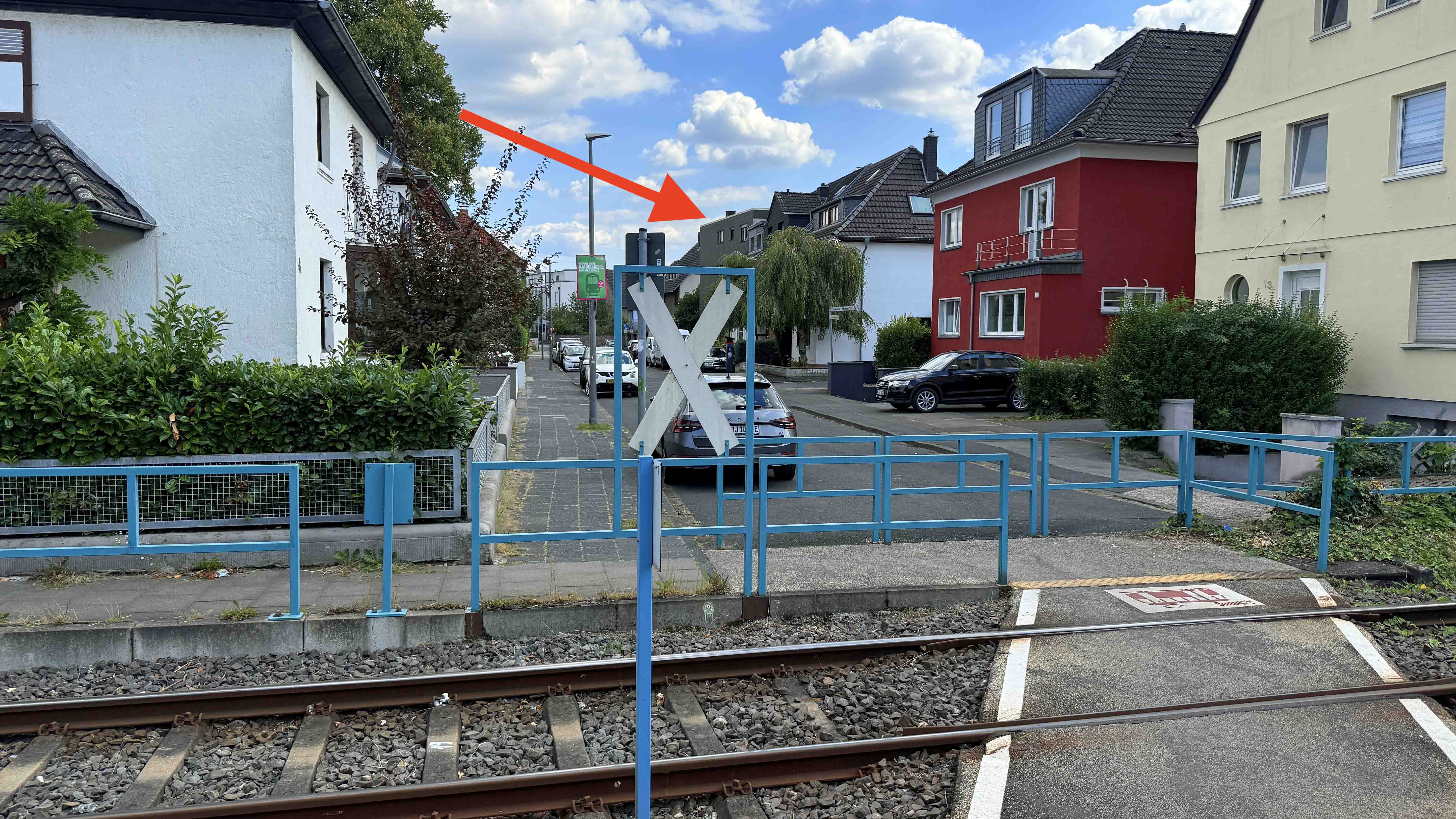 Köln-Porz: Gepflegte 3-Zimmer-Wohnung mit Balkon, Keller und Tiefgaragenstellplatz , Zur Straßenbahn nach Köln sind es nur wenige Meter