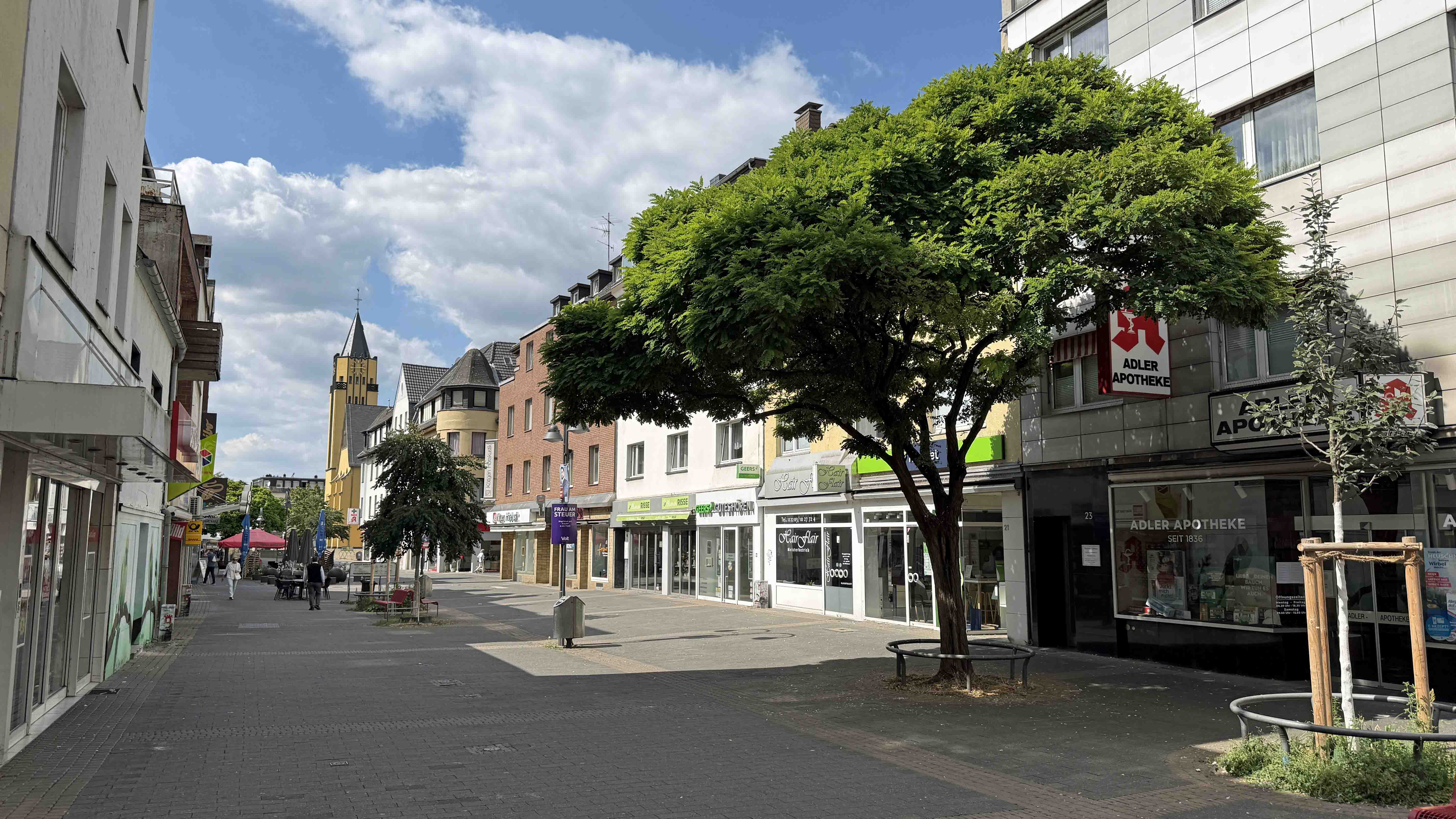 Köln-Porz: Gepflegte 3-Zimmer-Wohnung mit Balkon, Keller und Tiefgaragenstellplatz , 300 - 400 Meter zur Fußgängerzone, welche...