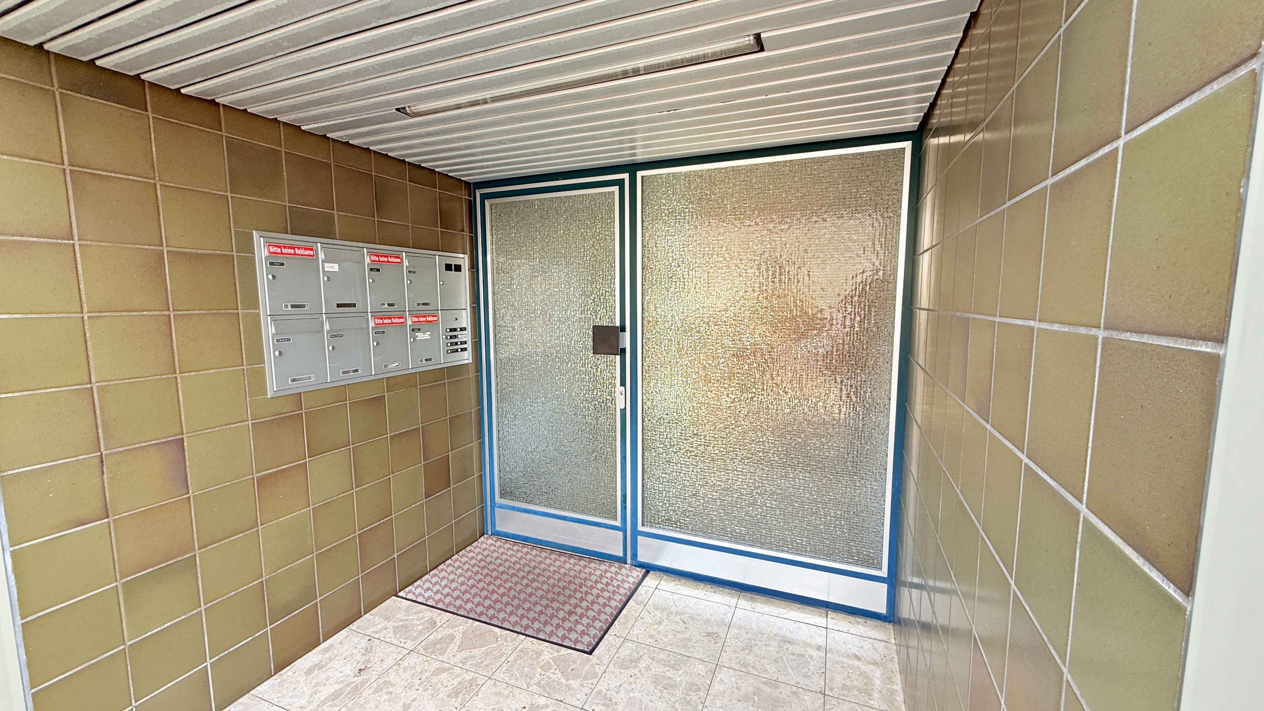 Köln-Porz: Gepflegte 3-Zimmer-Wohnung mit Balkon, Keller und Tiefgaragenstellplatz , Insgesamt befinden sich 8 Wohnungen im Haus