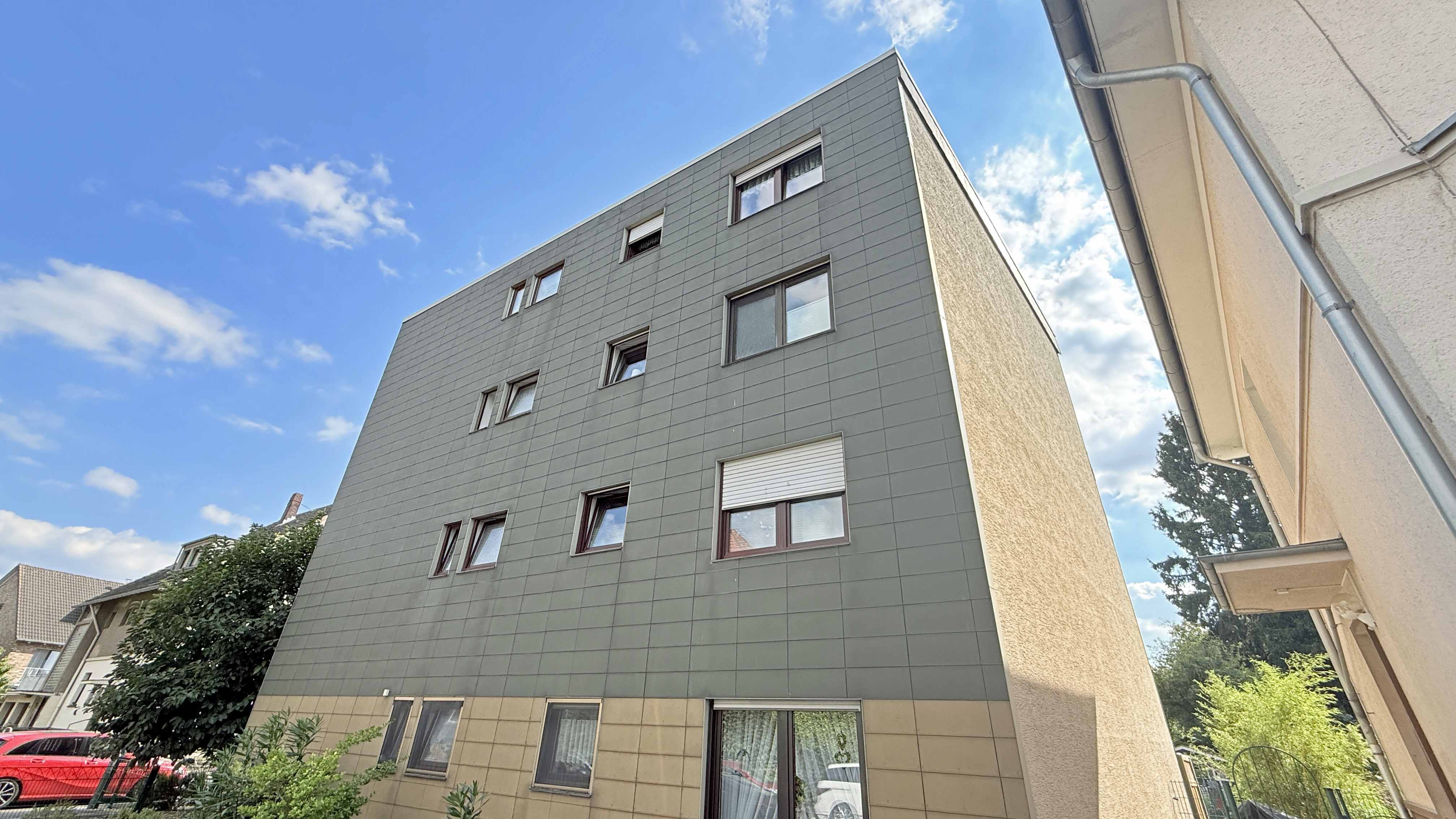Köln-Porz: Gepflegte 3-Zimmer-Wohnung mit Balkon, Keller und Tiefgaragenstellplatz , DG: v.l.: Gäste-WC; Bad; Küche; Schlafzimmer