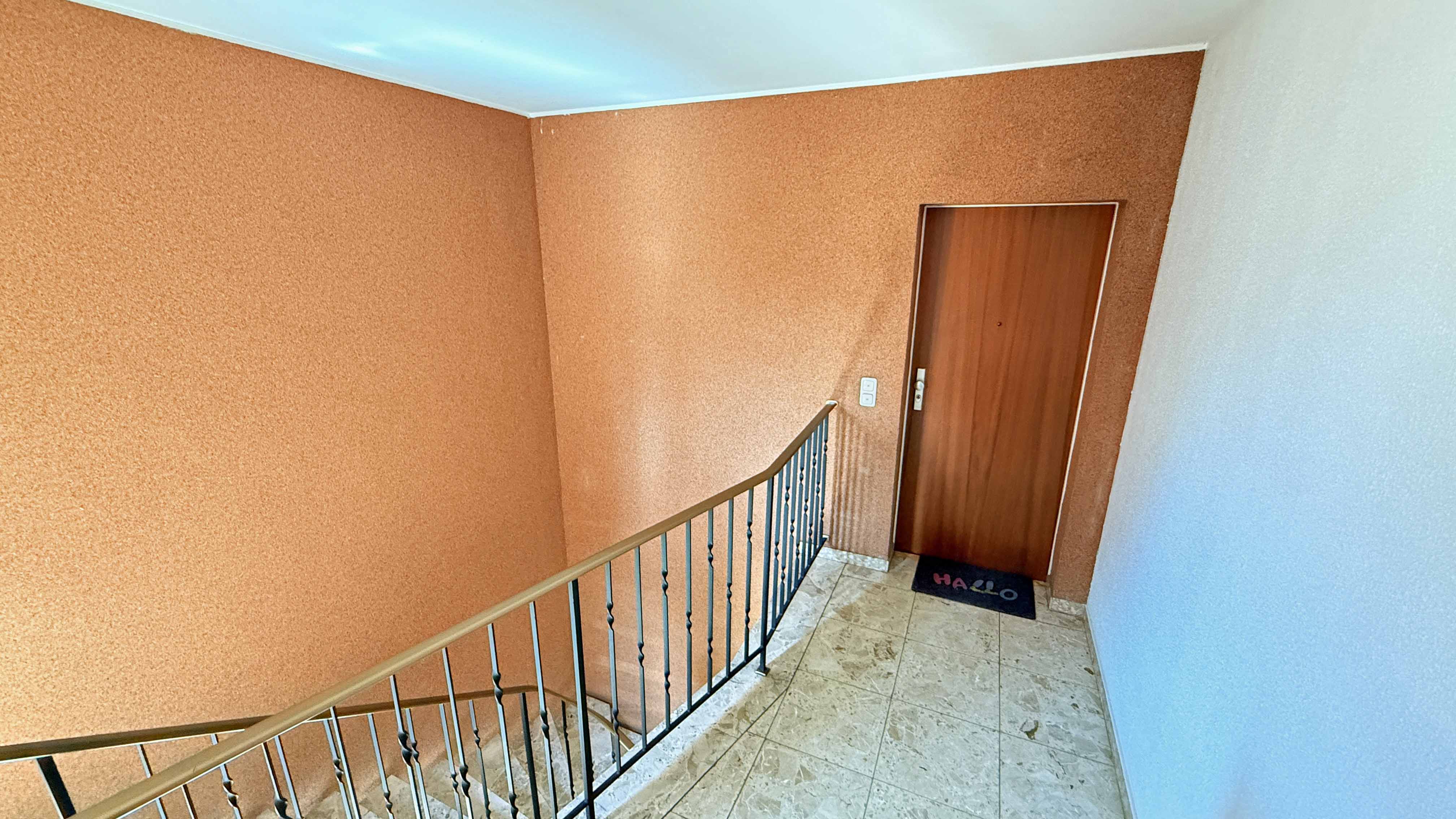 Köln-Porz: Gepflegte 3-Zimmer-Wohnung mit Balkon, Keller und Tiefgaragenstellplatz , Auf jeder Etage befinden sich zwei Wohneinheiten