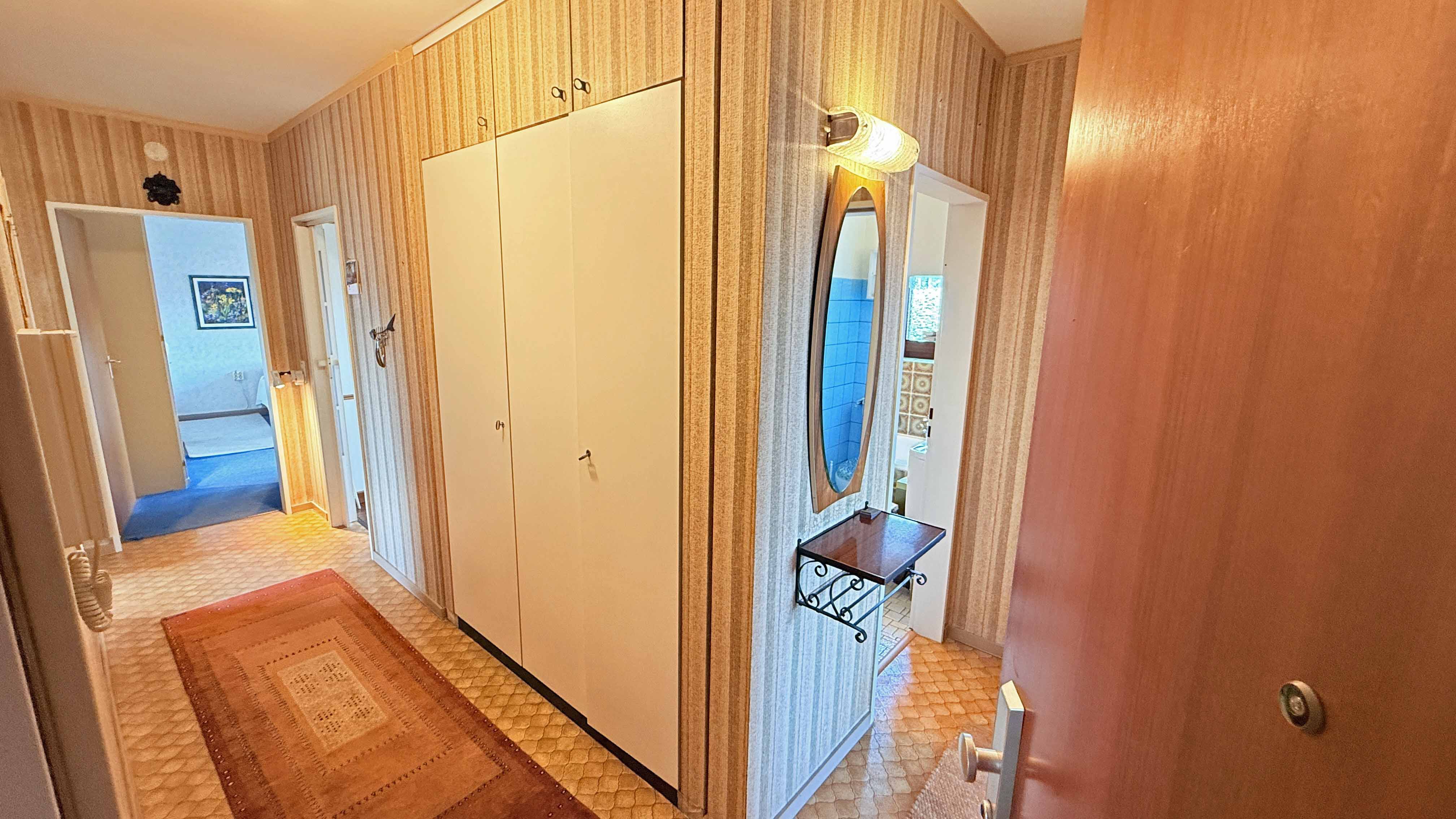 Köln-Porz: Gepflegte 3-Zimmer-Wohnung mit Balkon, Keller und Tiefgaragenstellplatz , Funktionaler Flur mit Einbauschrank