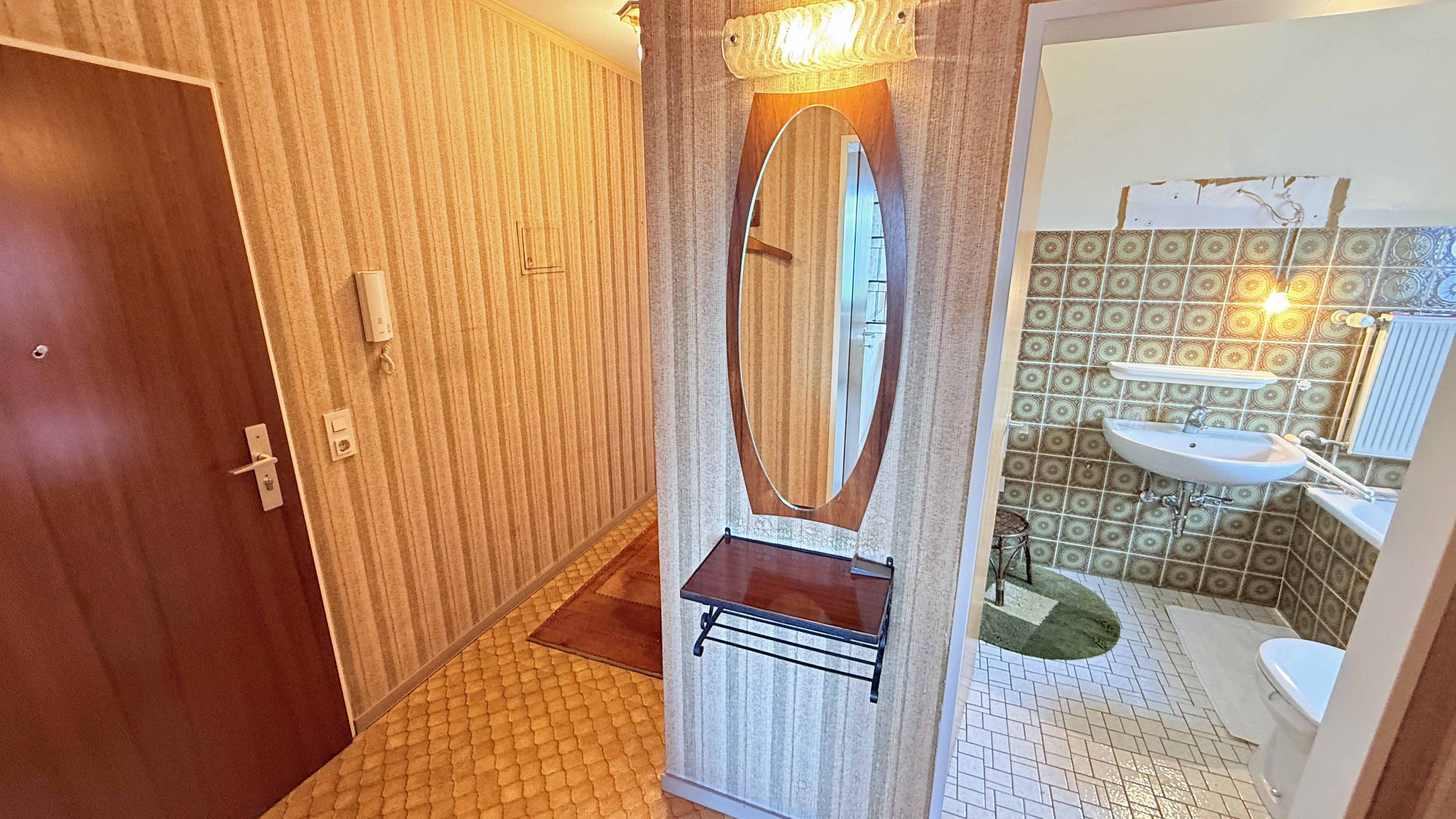 Köln-Porz: Gepflegte 3-Zimmer-Wohnung mit Balkon, Keller und Tiefgaragenstellplatz , Hauptbad mit Badewanne und WC