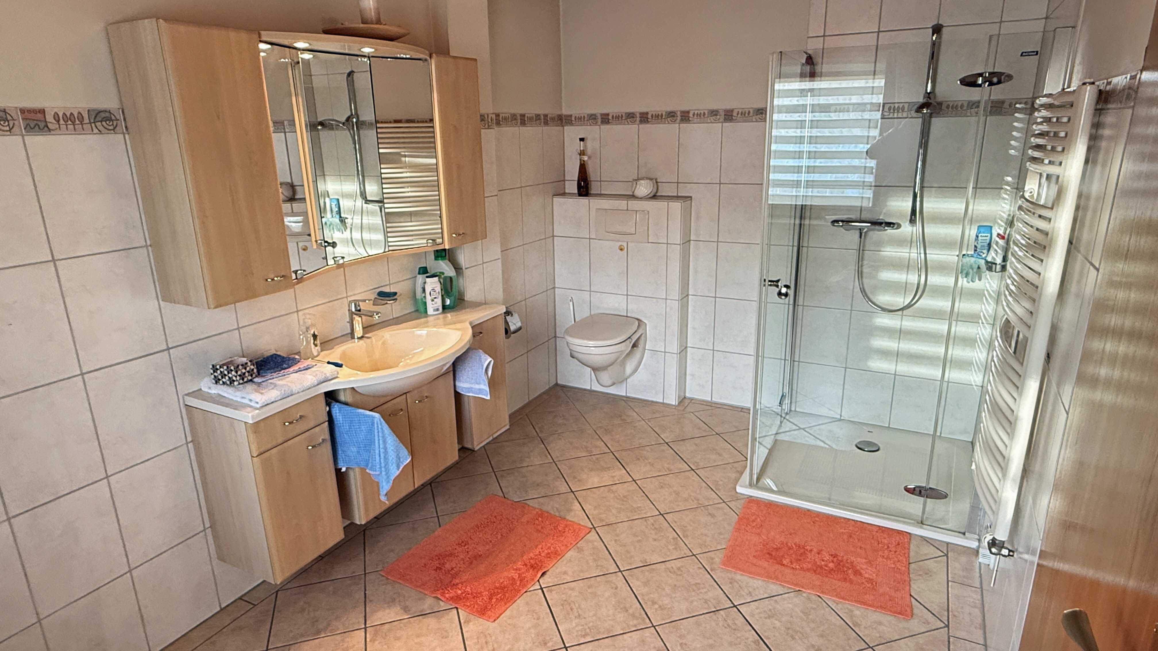 Morsbach: Baujahr 1939, aber modernisiert, barrierefrei, preiswert und gut, geräumiges Bad mit großer Dusche und...