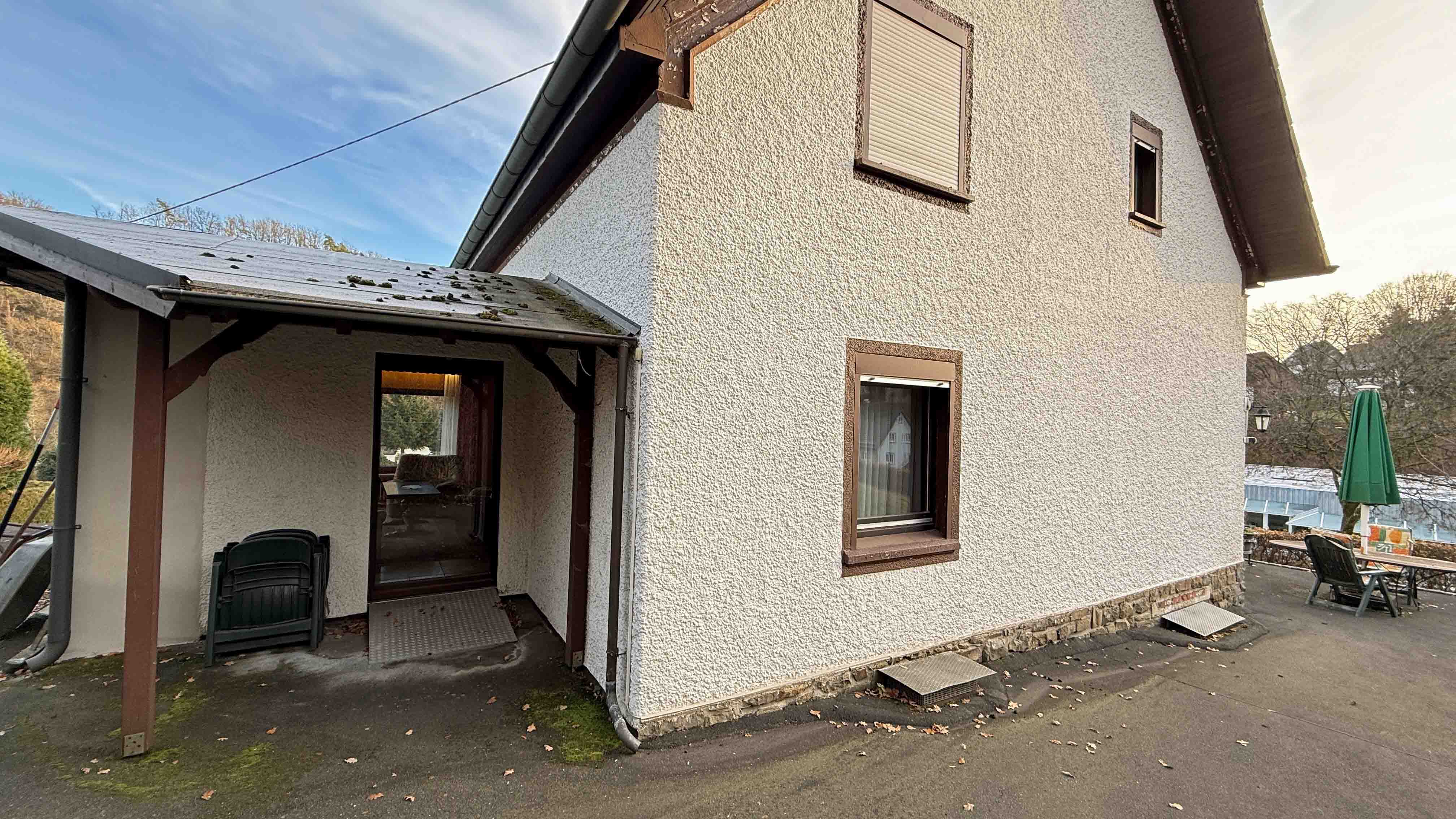 Morsbach: Baujahr 1939, aber modernisiert, barrierefrei, preiswert und gut, geteerte Zufahrt bis zum barrierefreien 2. Eingang 