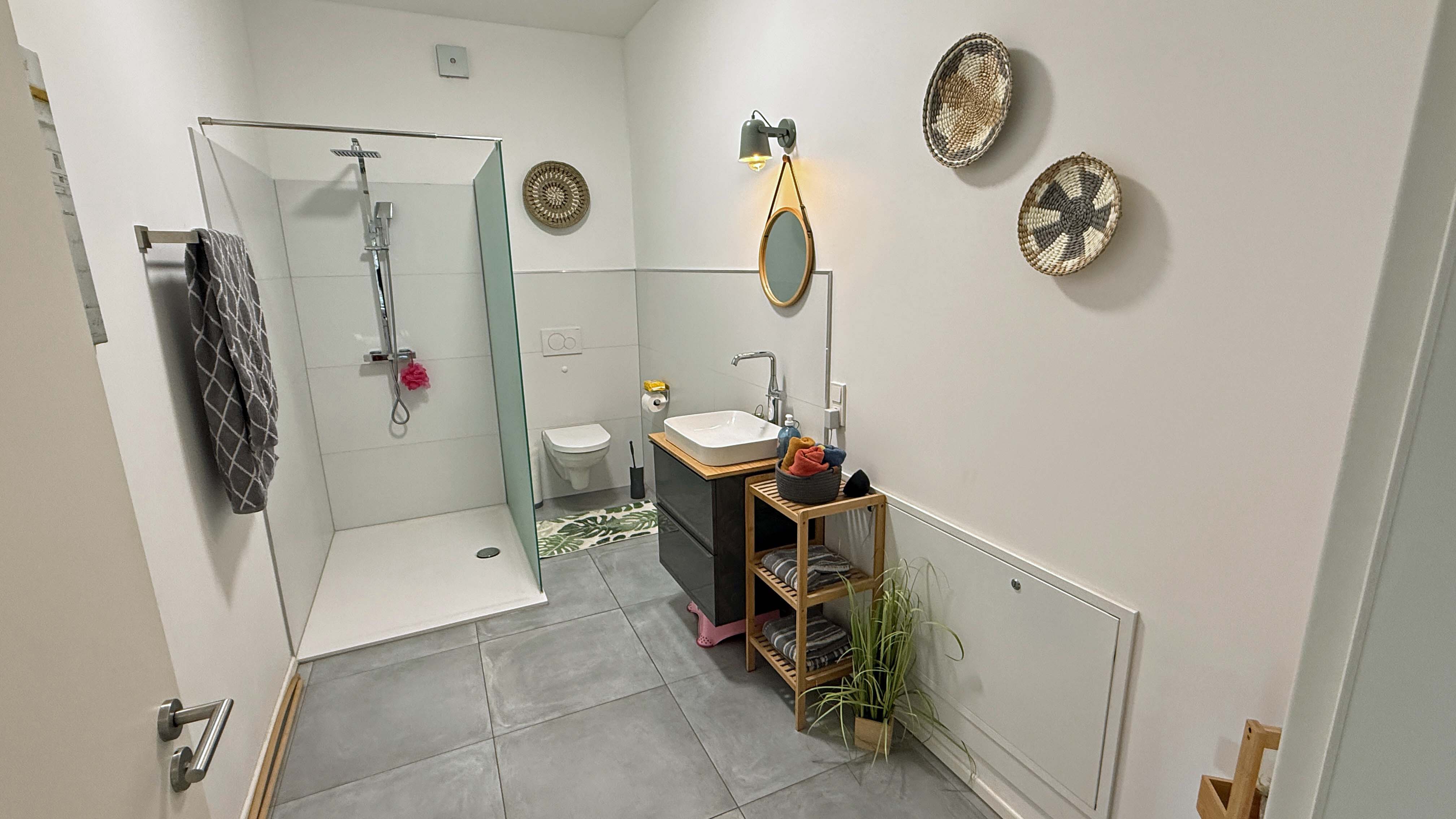 Morsbach-Ellingen: Viel Platz und ohne Renovierung beziehbar, Kinder-Duschbad. Fußbodenheizung Baujahr 2018 im Anbau