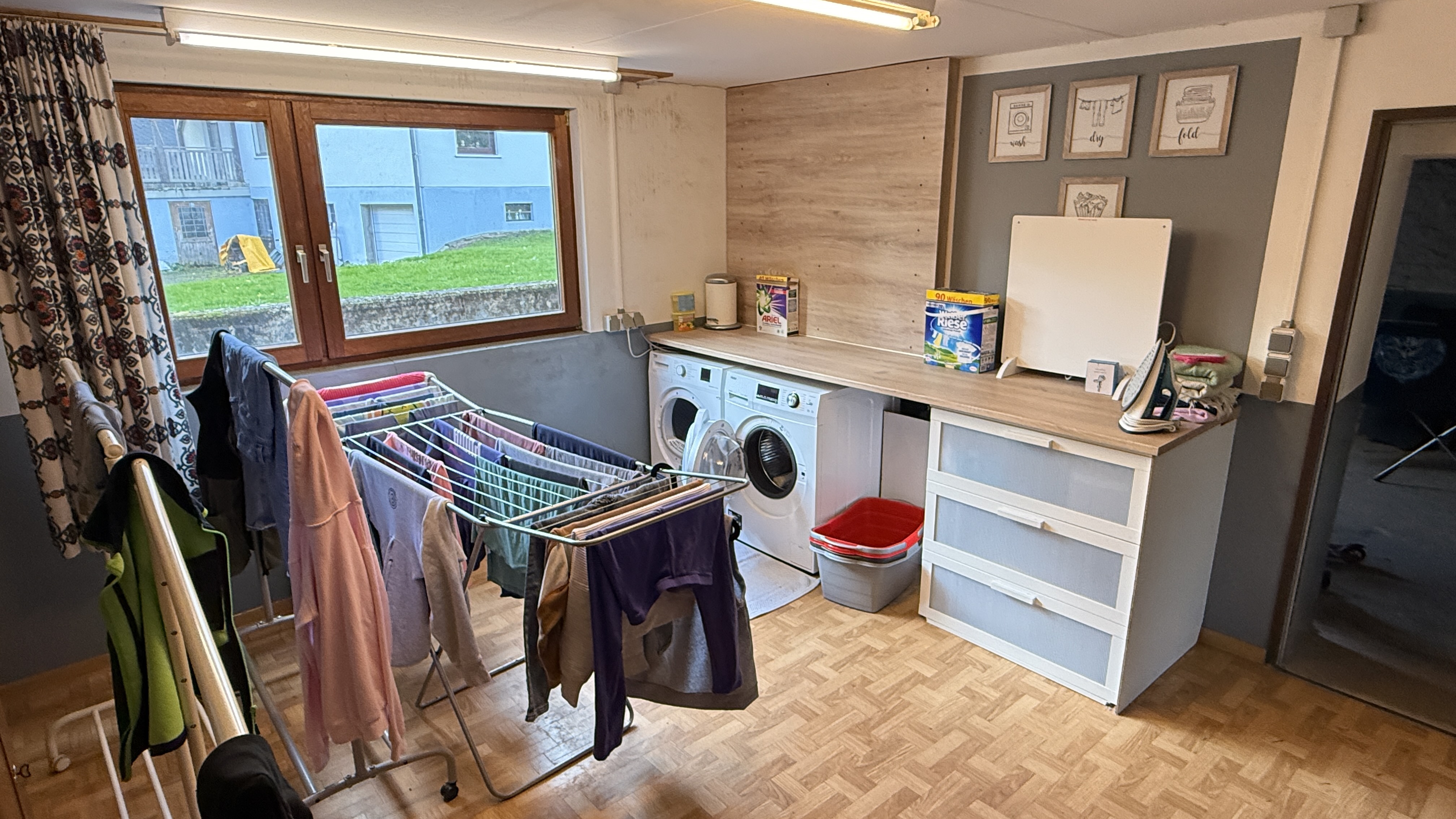 Morsbach-Ellingen: Viel Platz und ohne Renovierung beziehbar, ...großzügiger, heller HSW - Raum 