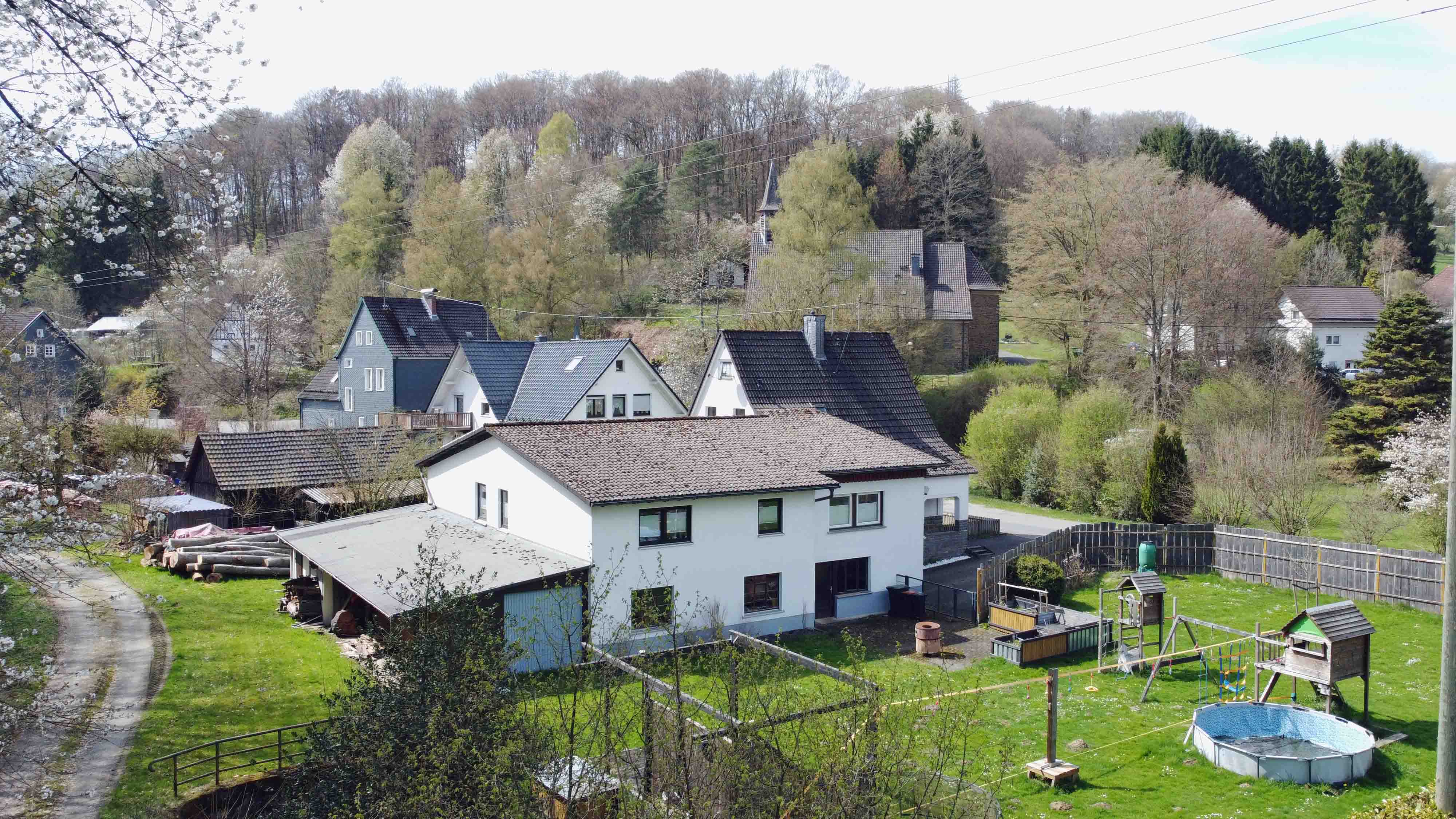 390 2-452 - Morsbach-Ellingen: Richtig viel Platz / Familienparadies am Waldrand