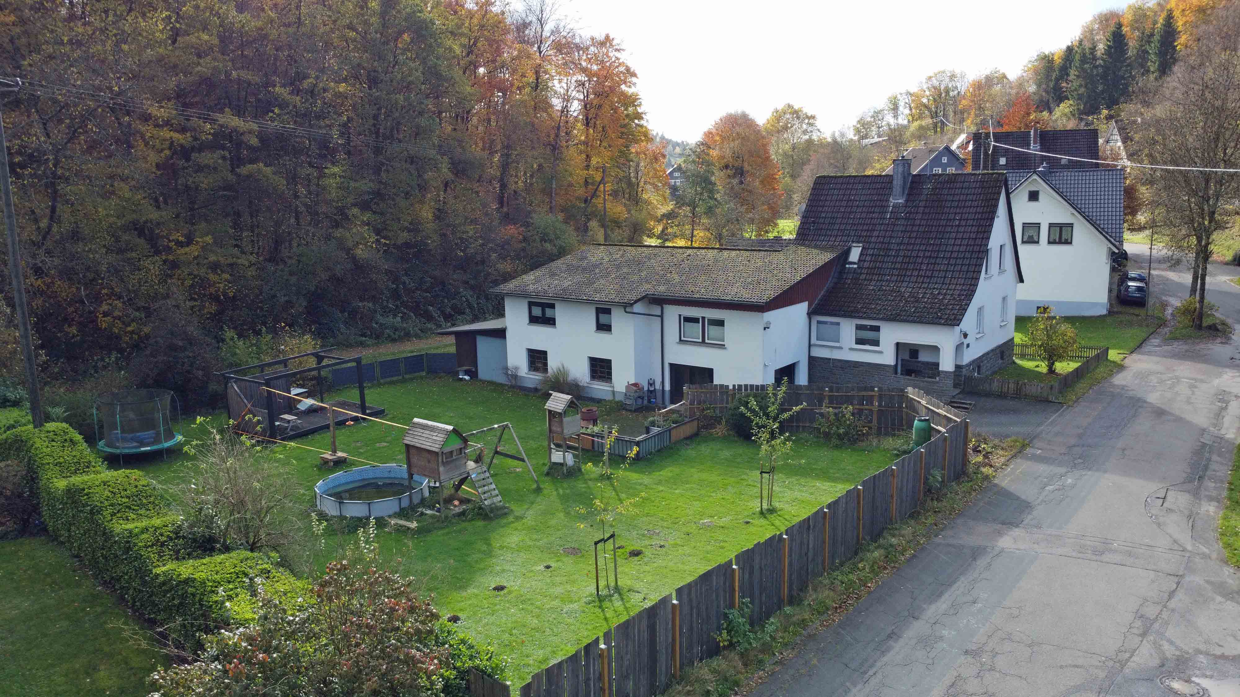 Morsbach-Ellingen: Viel Platz und ohne Renovierung beziehbar, 1.275 m² großes, ebenes, eingezäuntes Grundstück