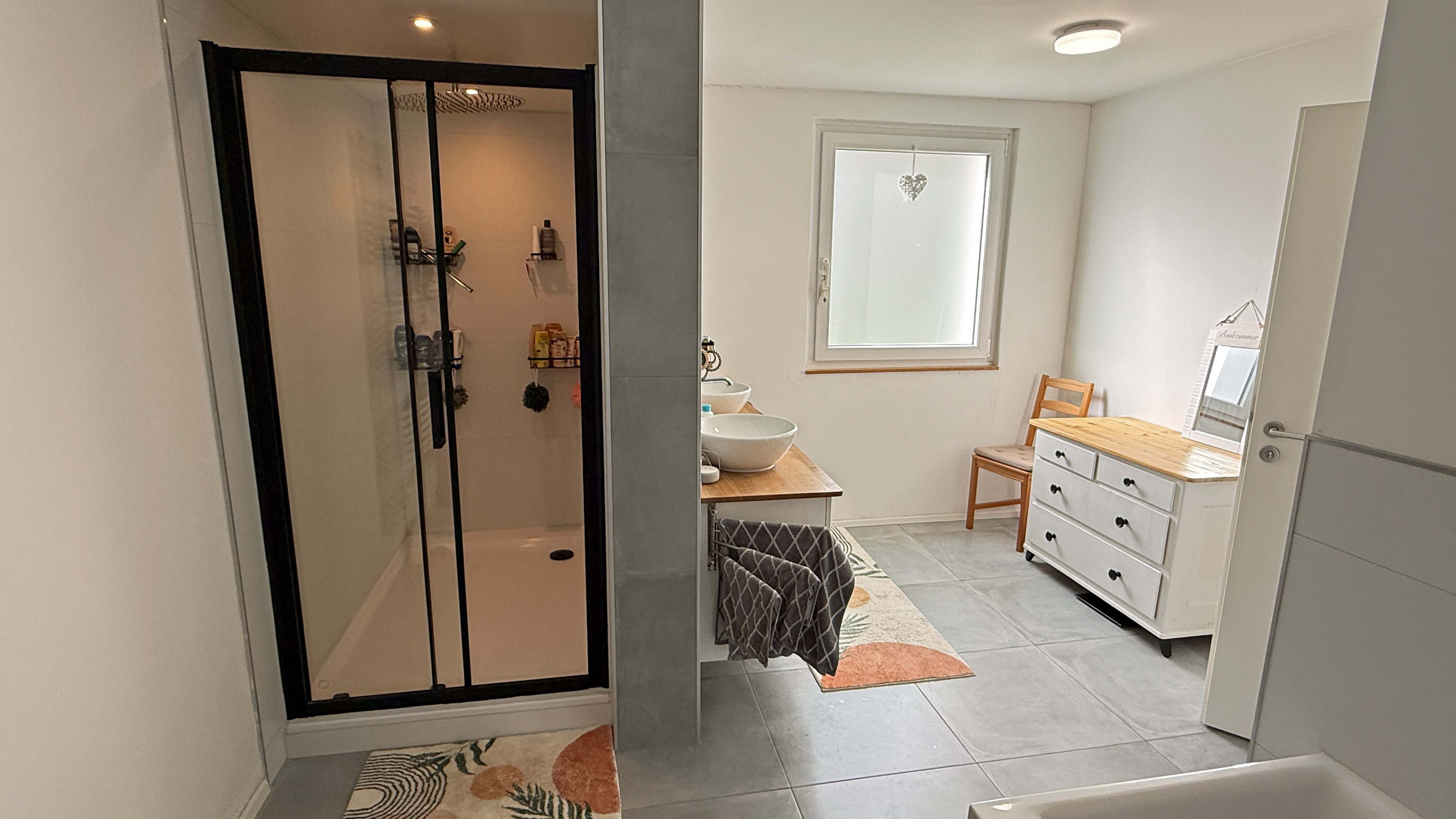 Morsbach-Ellingen: Viel Platz und ohne Renovierung beziehbar, ...besonders großer Dusche