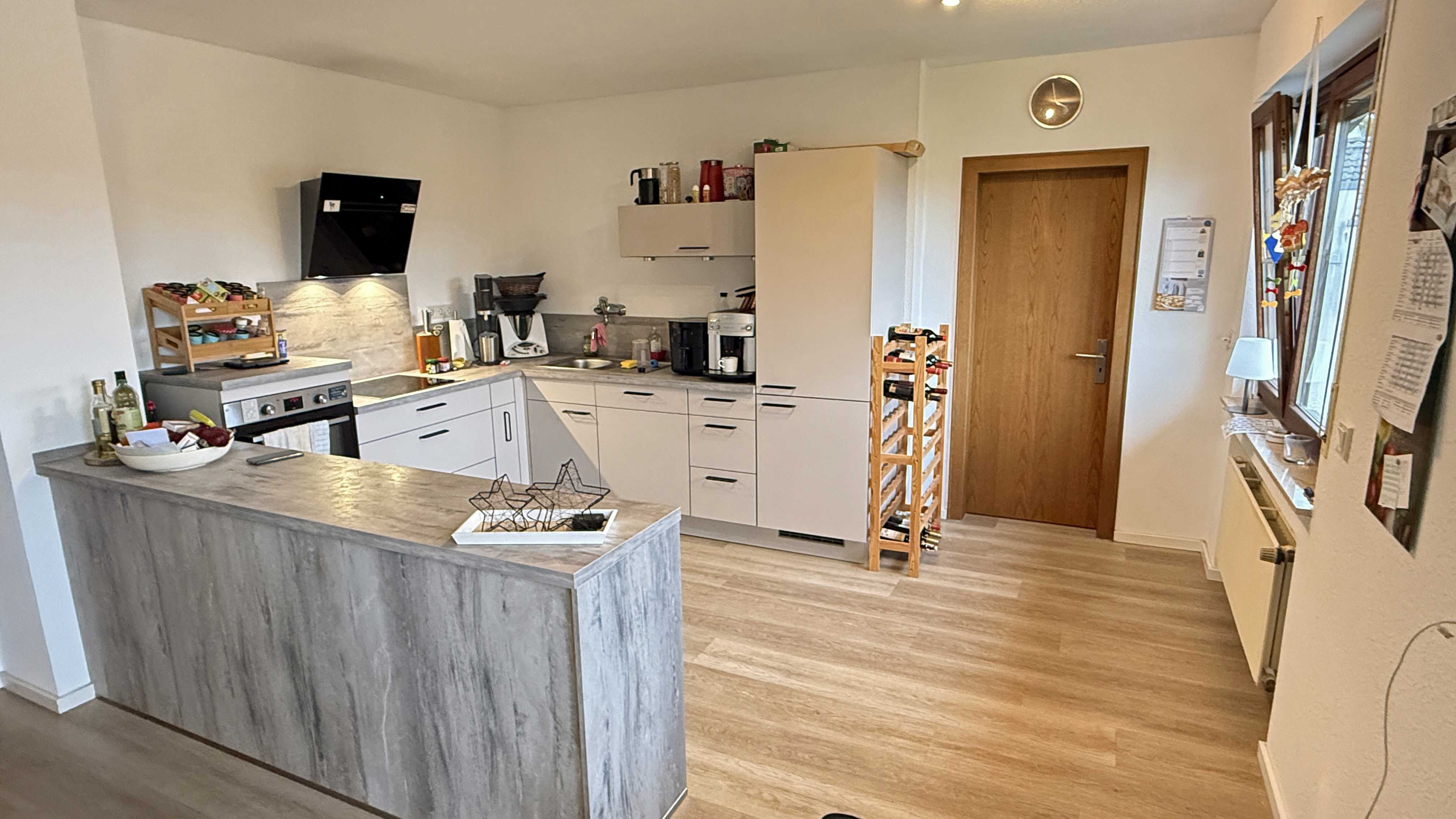 Morsbach-Seifen: EFH mit ELW in ruhiger Ortsrandlage, offene Küche mit angrenzendem Vorratsraum