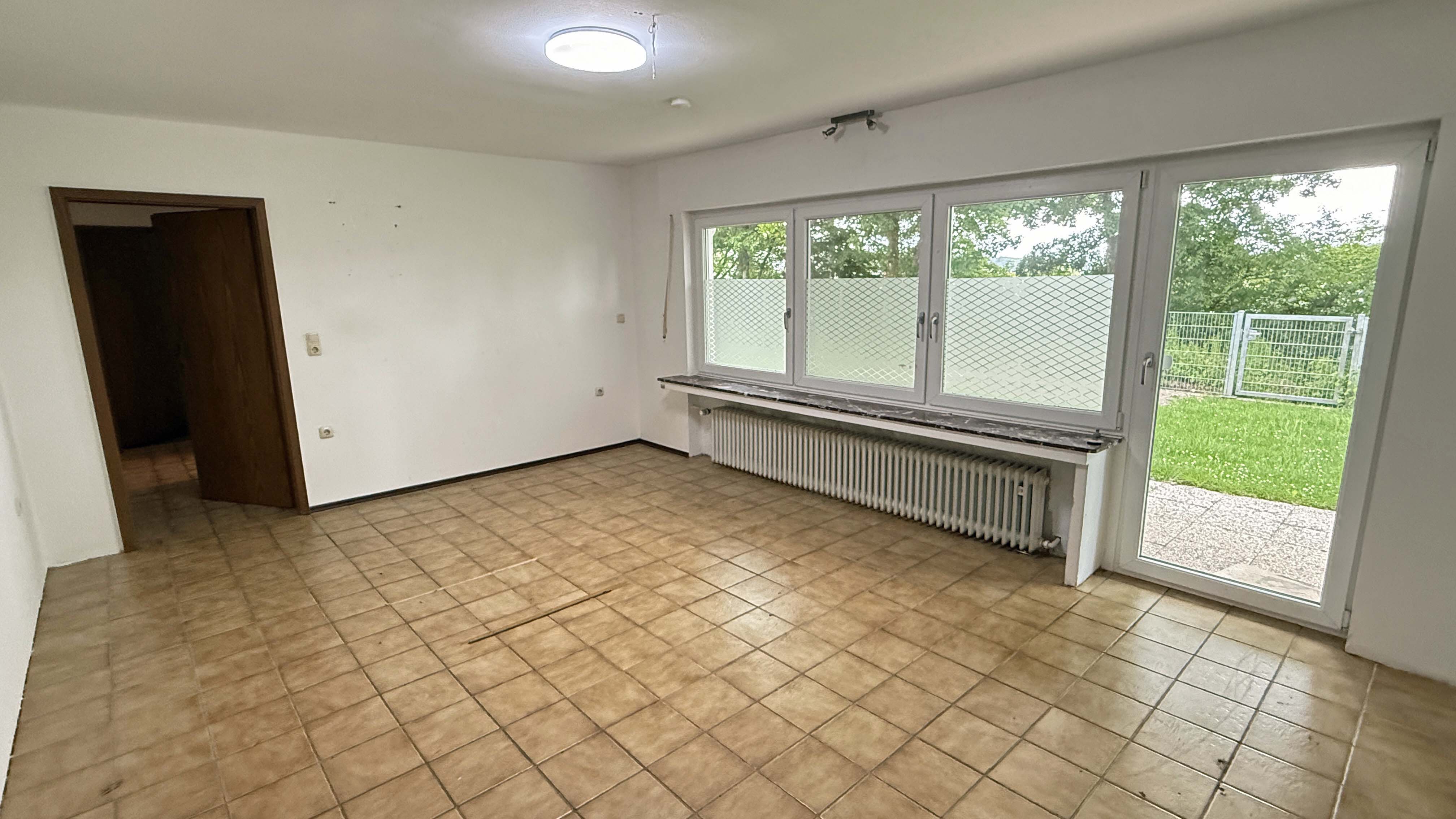 Wissen: EFH mit ELW und eingezäuntem Garten, Wohnzimmer (22 m²) ELW mit Terrassentür...