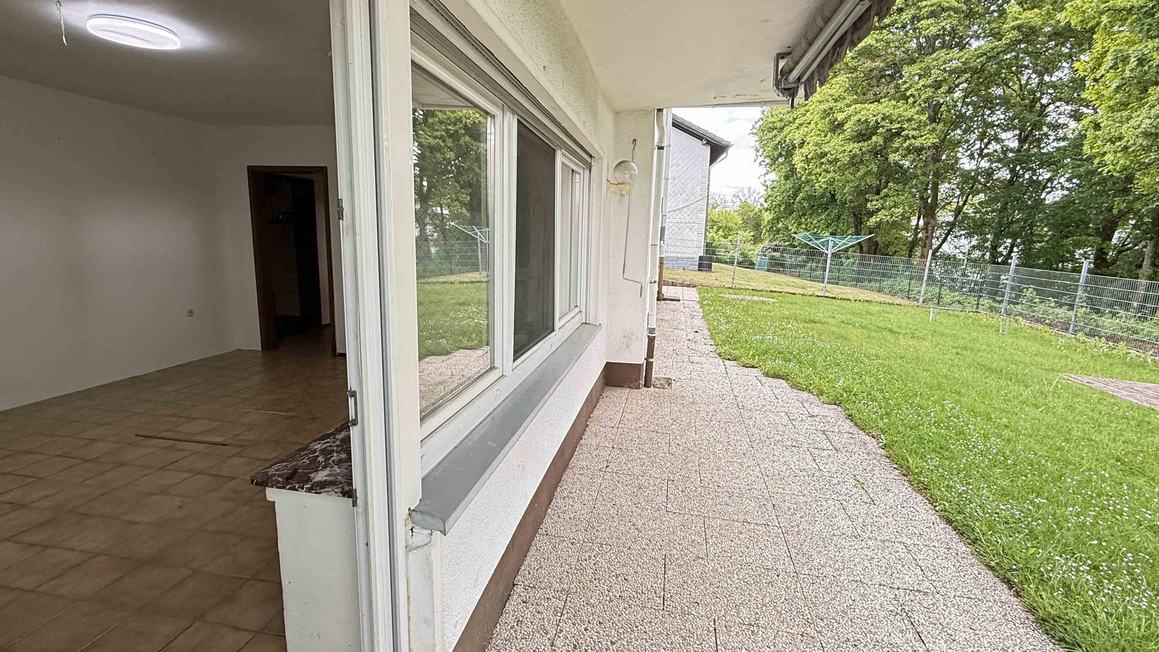 Wissen: EFH mit ELW und eingezäuntem Garten, ...zur überdachten Terrasse und Garten