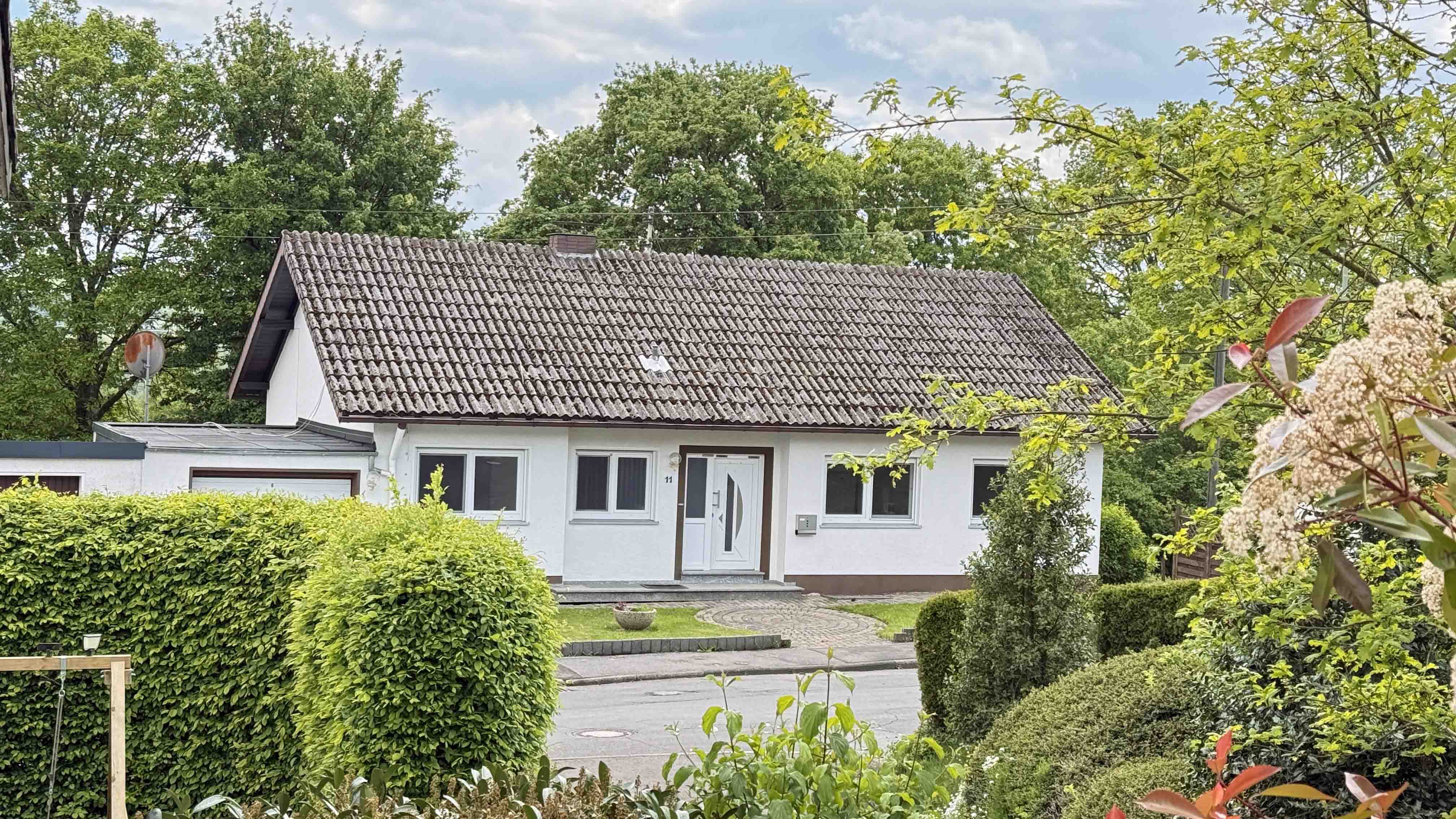 Wissen: EFH mit ELW und eingezäuntem Garten, Frontseite: schöne Wohnlage im Grünen mit...