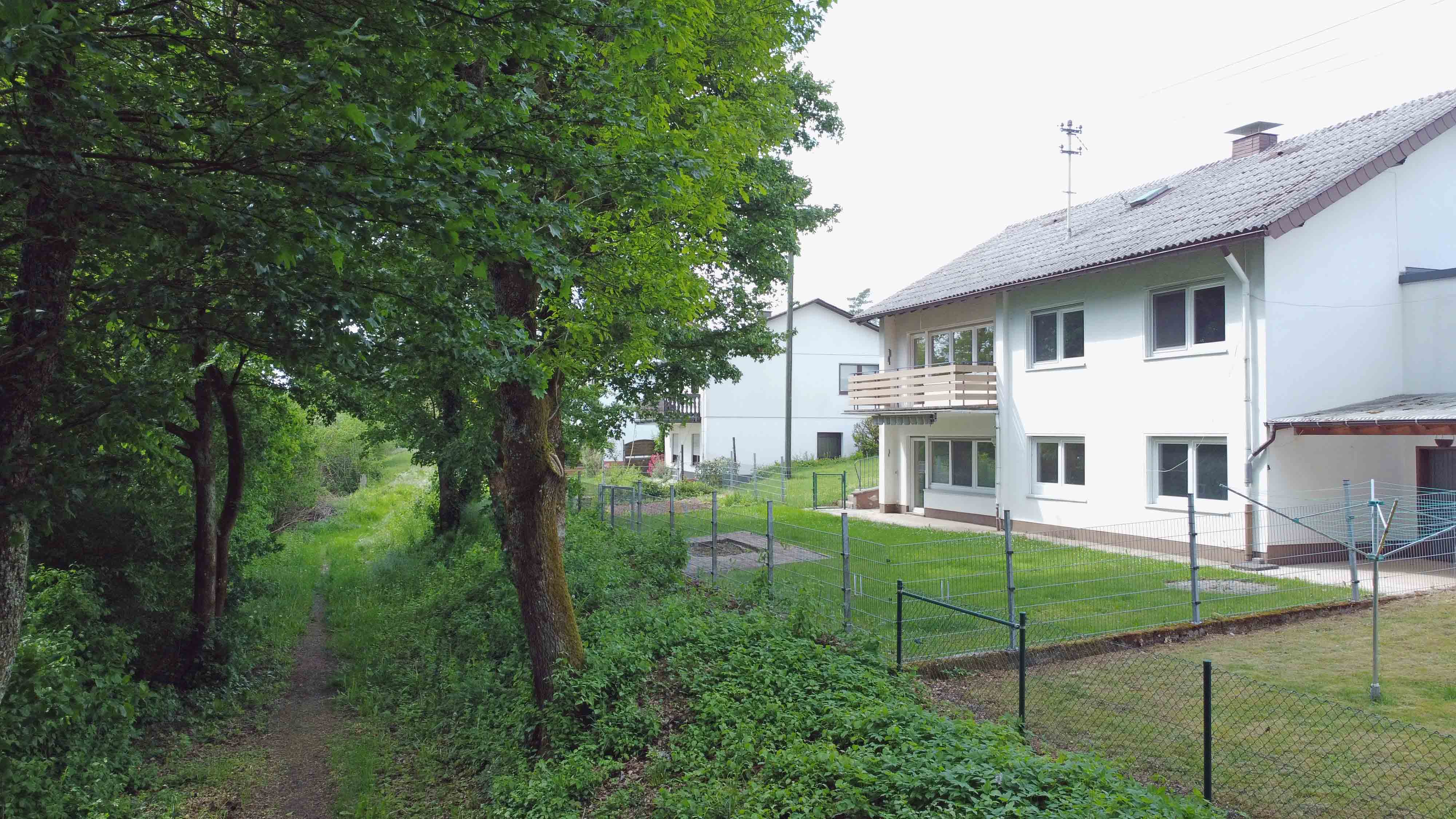 Wissen: EFH mit ELW und eingezäuntem Garten, ...hinten eingezäuntem Garten und Spazierpfad (links)