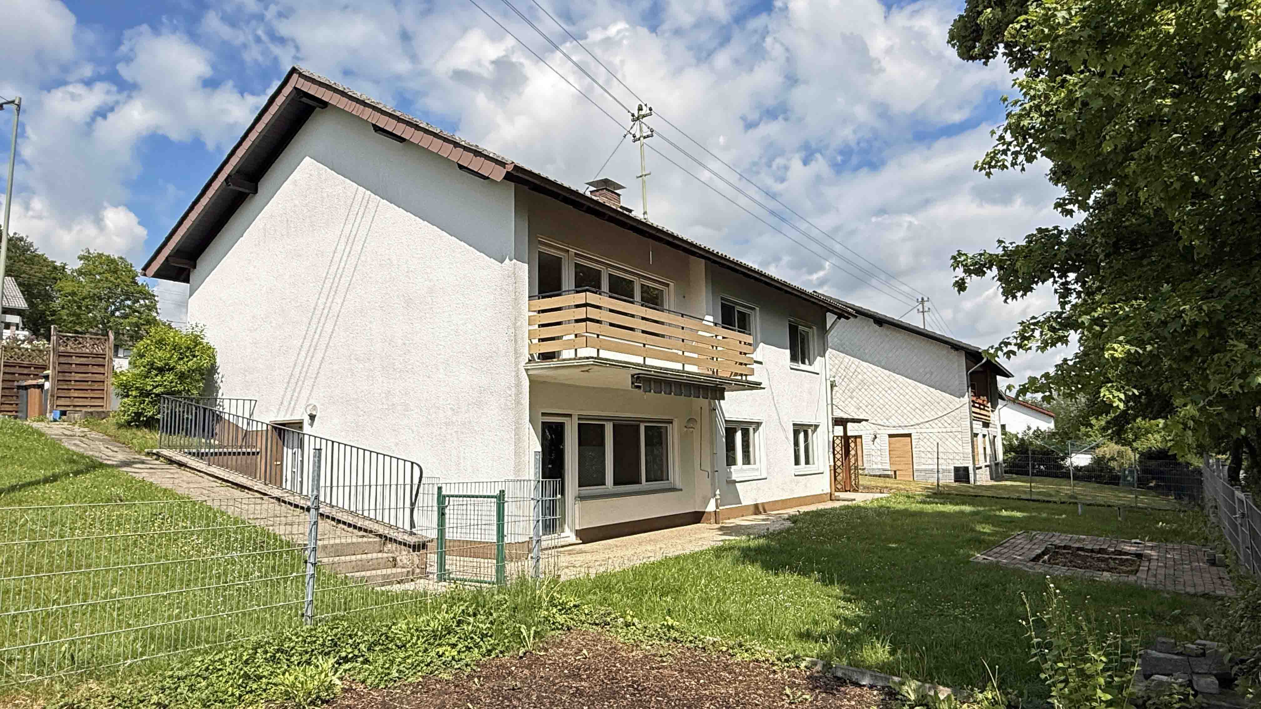 Wissen: EFH mit ELW und eingezäuntem Garten, Treppe zum Eingang der Einliegerwohnung 