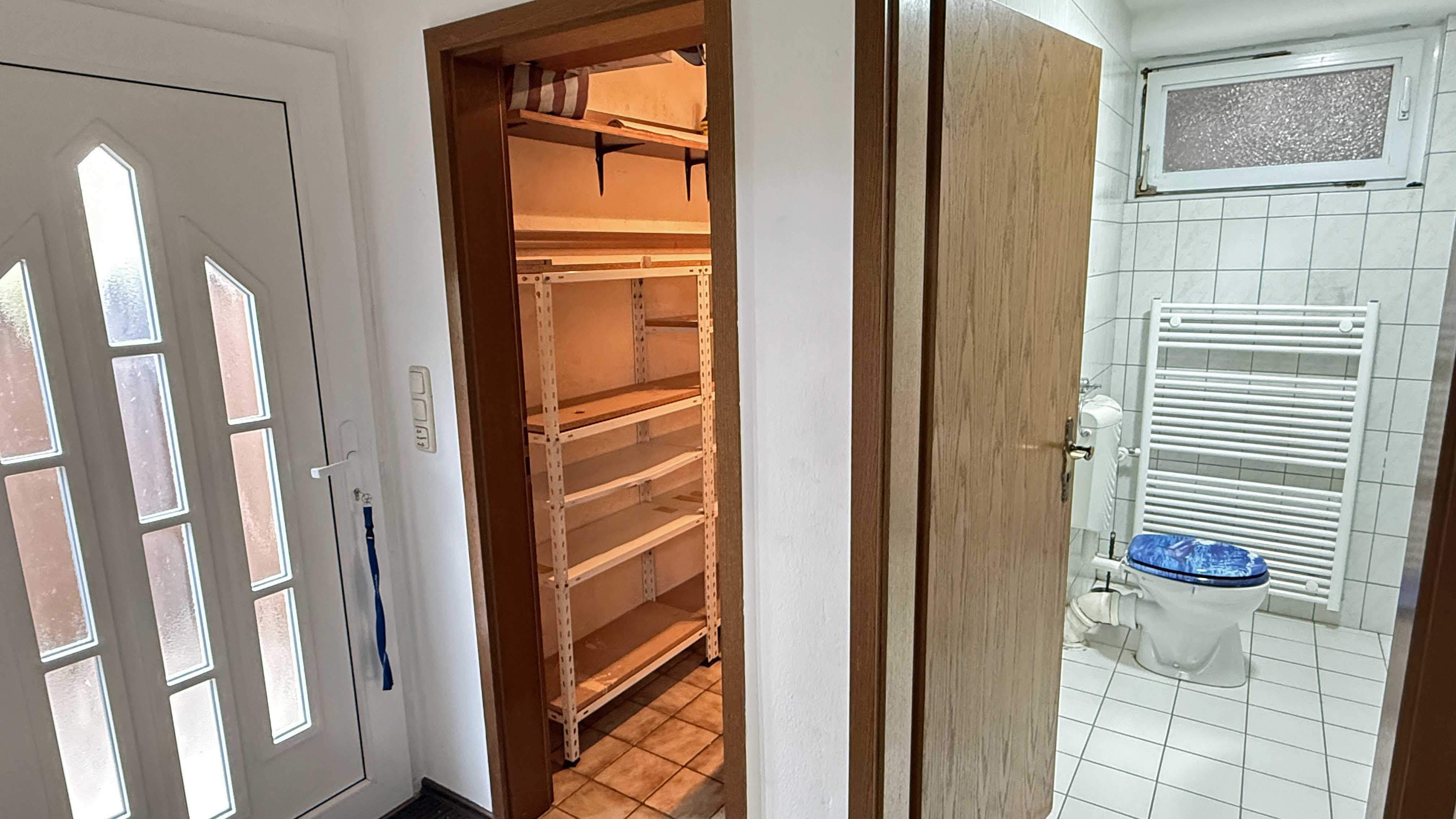 Wissen: EFH mit ELW und eingezäuntem Garten, Blick in den Eingangsbereich im UG