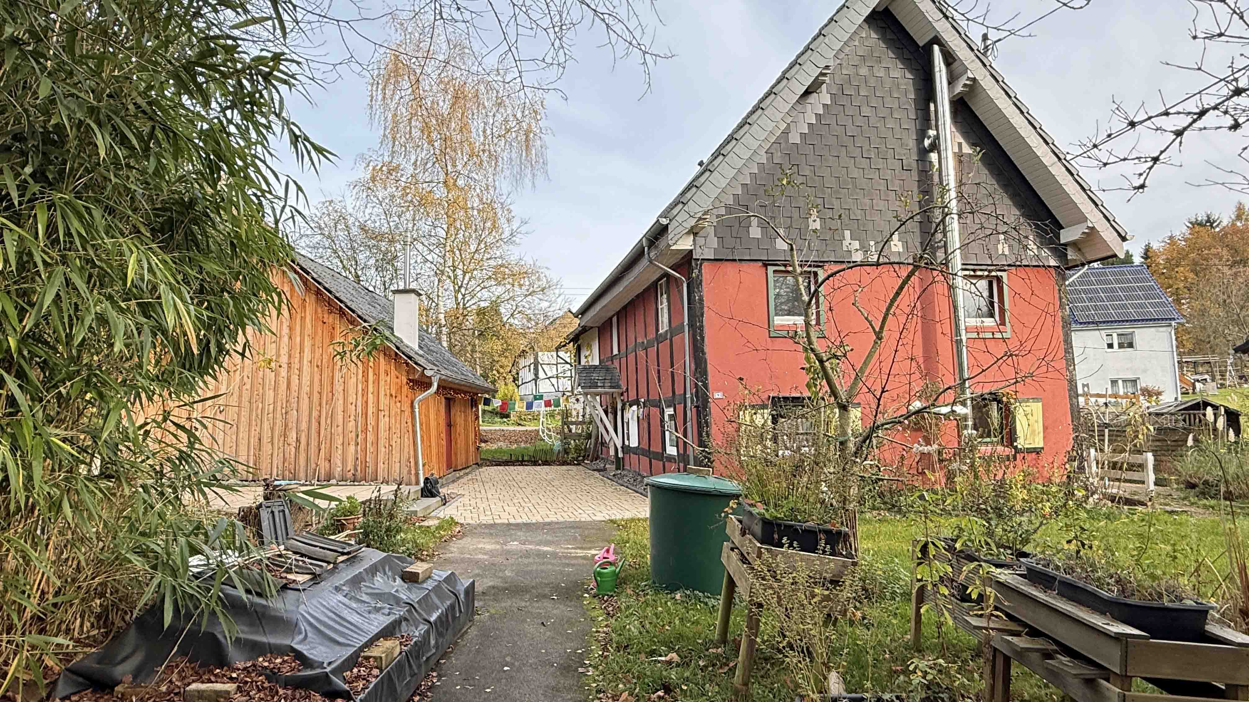 Ruppichteroth: Charmantes Öko-/Fachwerkhaus mit Dachatelier, Blick vom Backes zum Haus mit Nebengebäude (li)