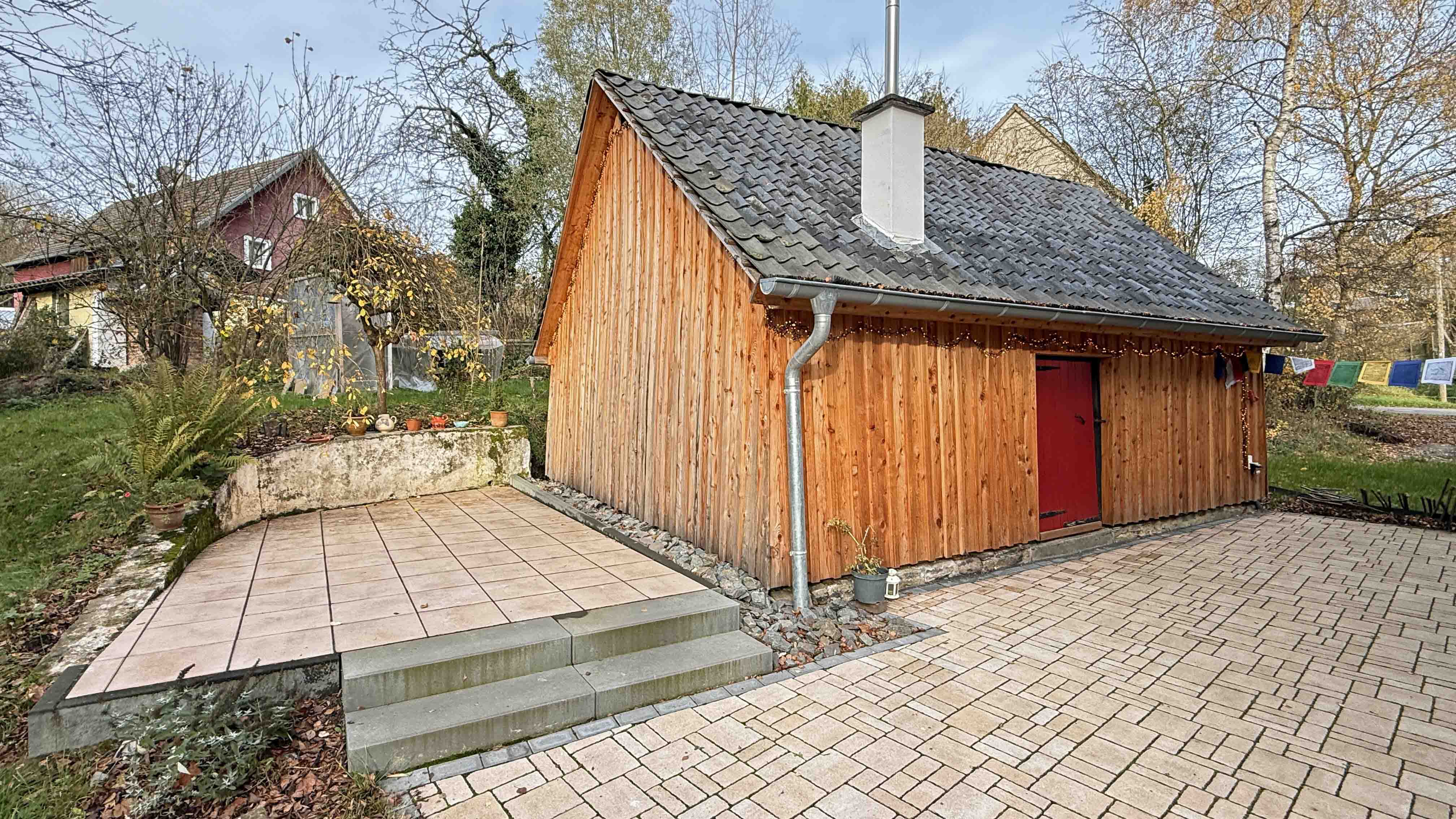 Ruppichteroth: Charmantes Öko-/Fachwerkhaus mit Dachatelier, Nebengebäude/ Holzschuppen mit Terrasse daneben