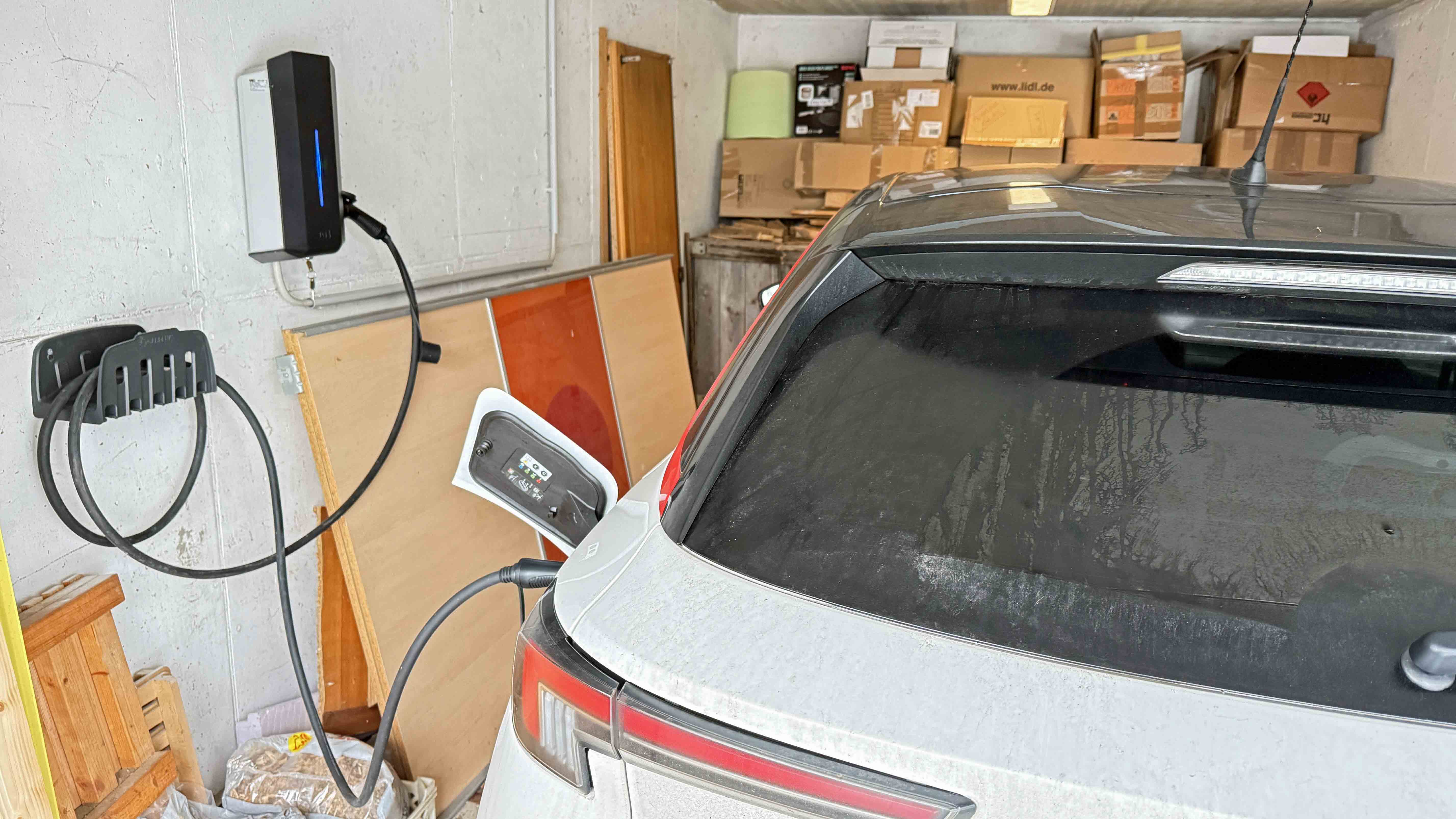 Reichshof-Nosbach: Wohlfühlhaus mit PV-Anlage, Stromspeicher und Wallbox, große Garage (38 m²) mit Wallbox und elektr. Tor