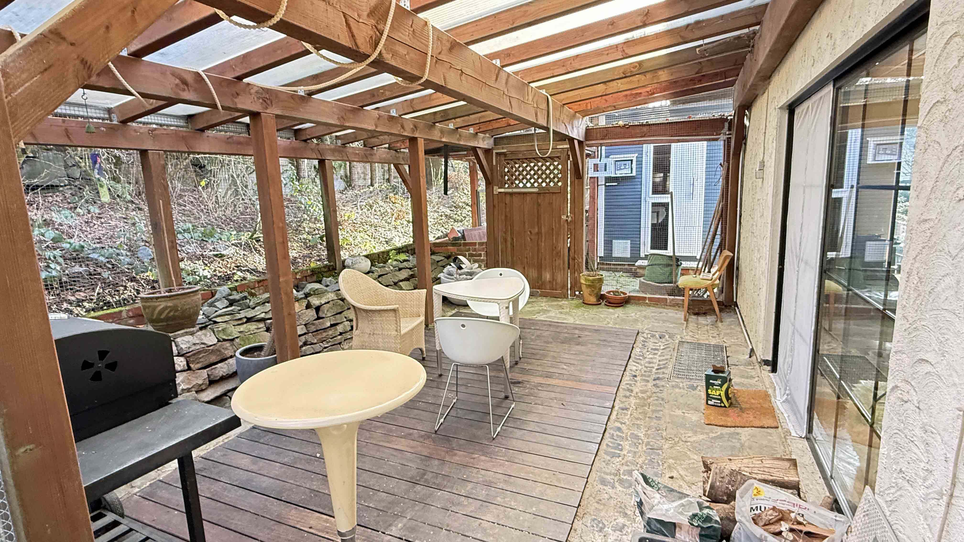 Reichshof-Nosbach: Wohlfühlhaus mit PV-Anlage, Stromspeicher und Wallbox, ...angrenzender, als Voliere ausgebauter Terrasse