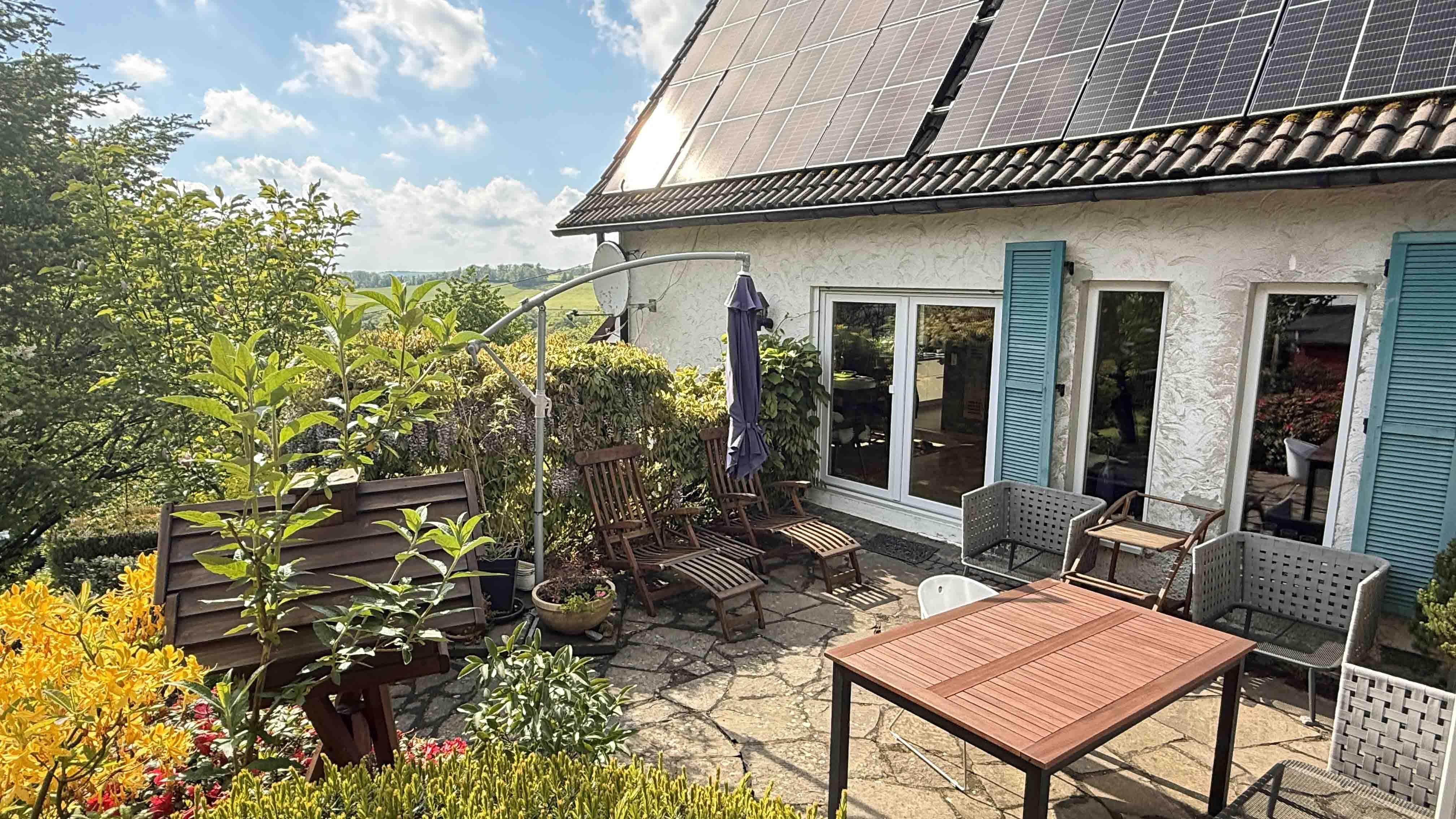 Reichshof-Nosbach: Wohlfühlhaus mit PV-Anlage, Stromspeicher und Wallbox, ...angrenzender Terrasse (Südseite)