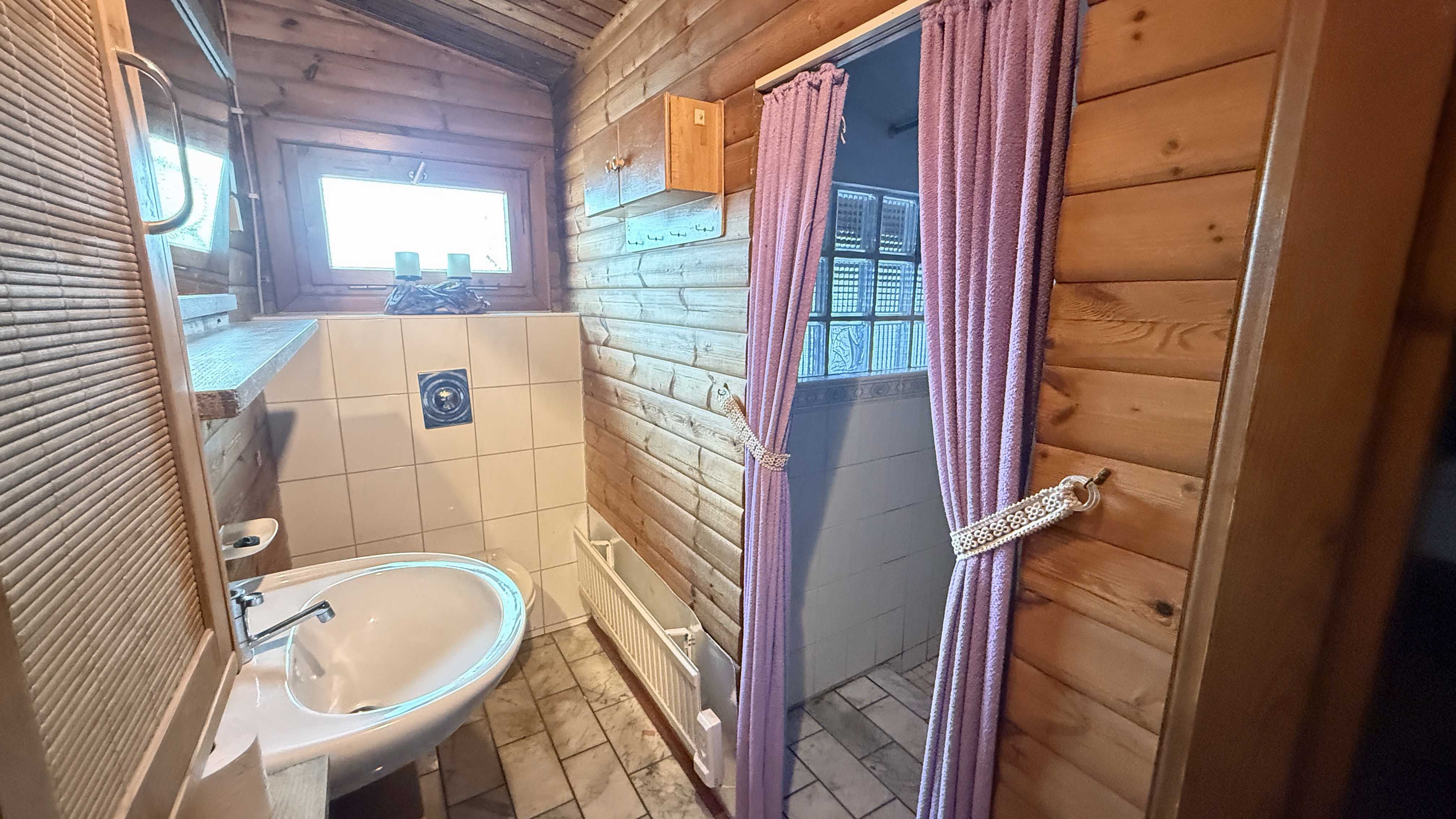 Waldbröl: Preiswertes Ferienhaus mit Blick in die Natur , Gegenüber: Bad mit Dusche