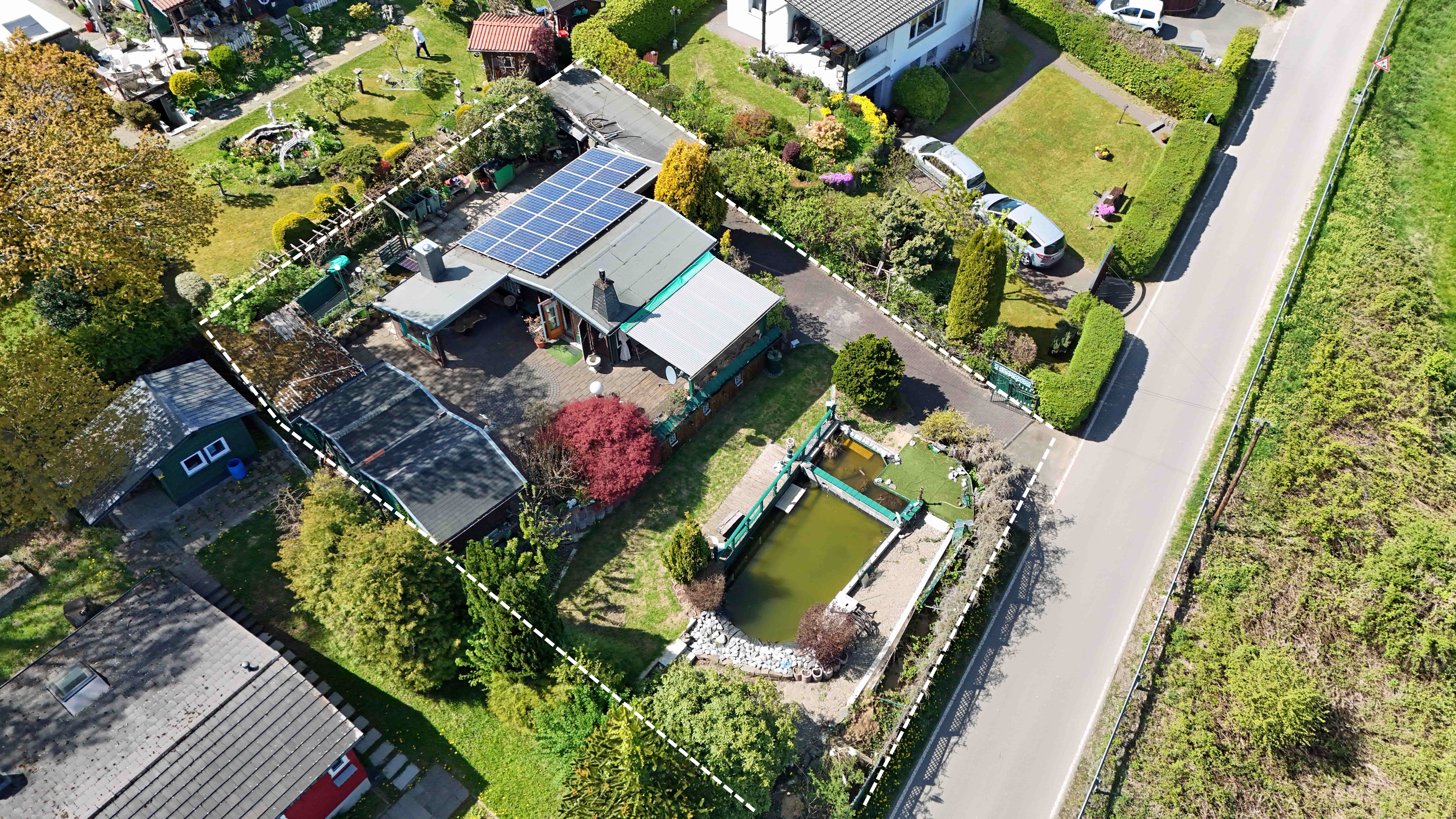 Waldbröl: Preiswertes Ferienhaus mit Blick in die Natur , Die PV-Anlage auf dem Dach...