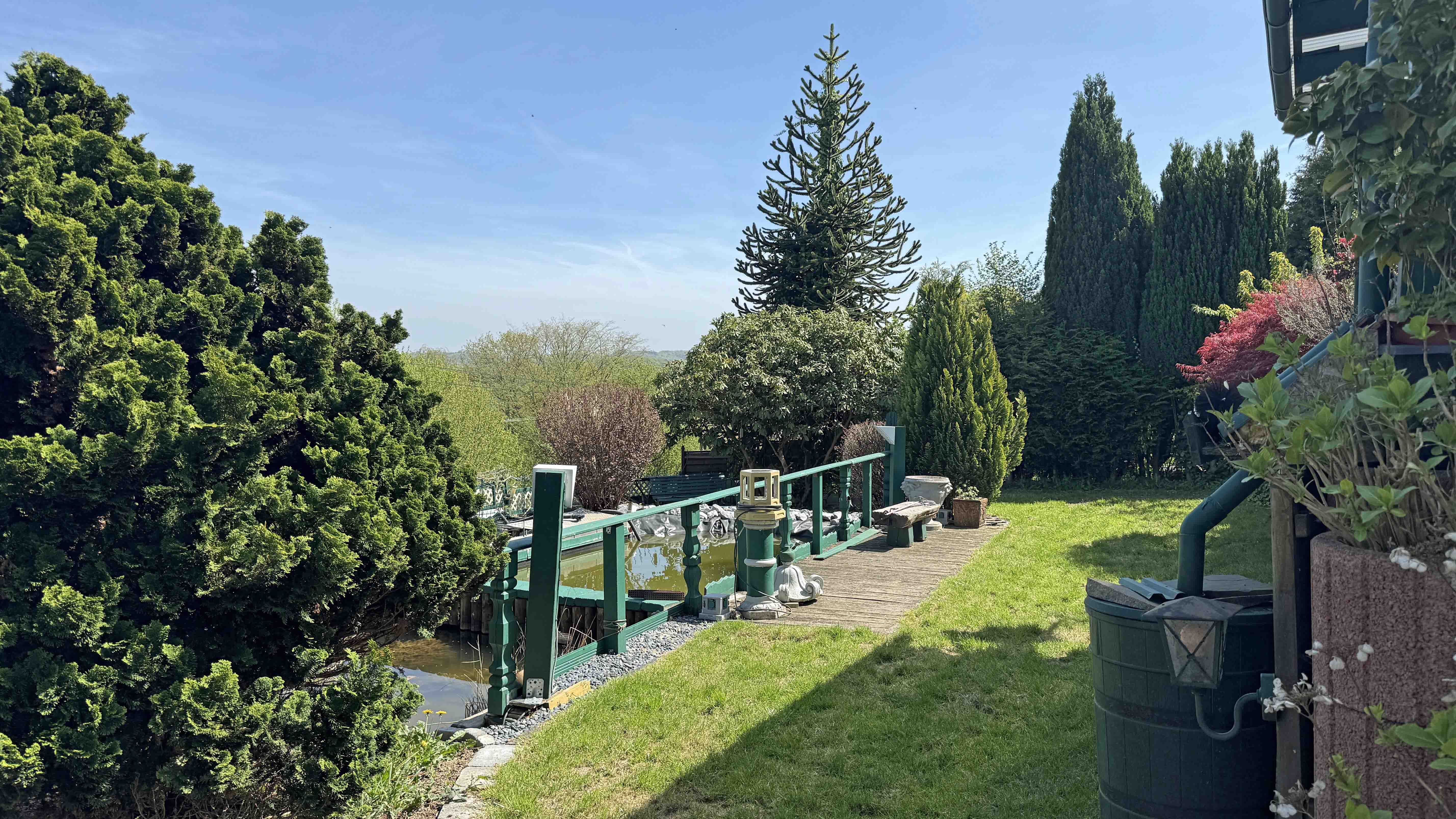 Waldbröl: Preiswertes Ferienhaus mit Blick in die Natur , Rasenfläche und kleiner Holzsteeg vor der Terrasse