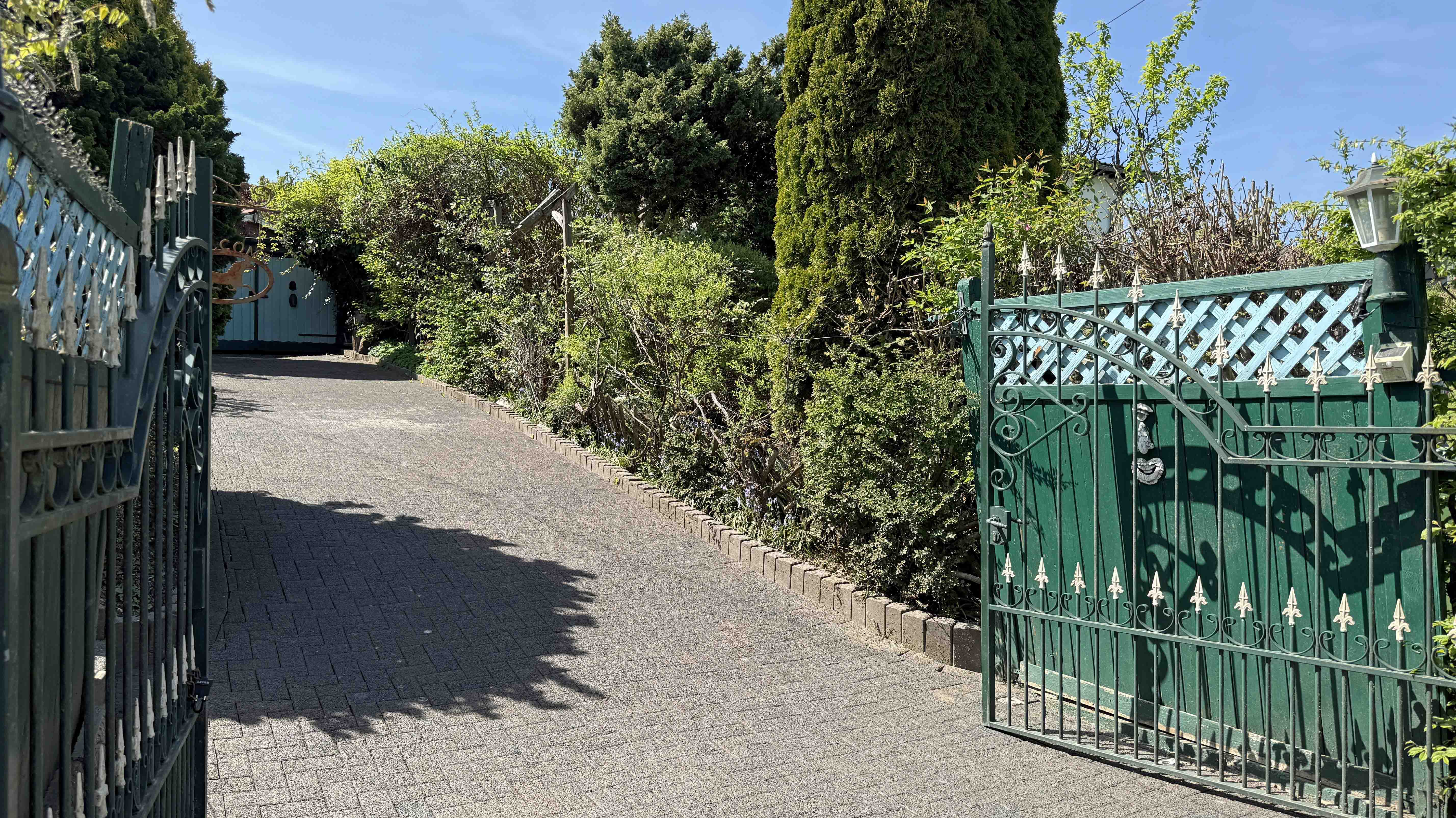 Waldbröl: Preiswertes Ferienhaus mit Blick in die Natur , Die Zufahrt rechts vom Haus...