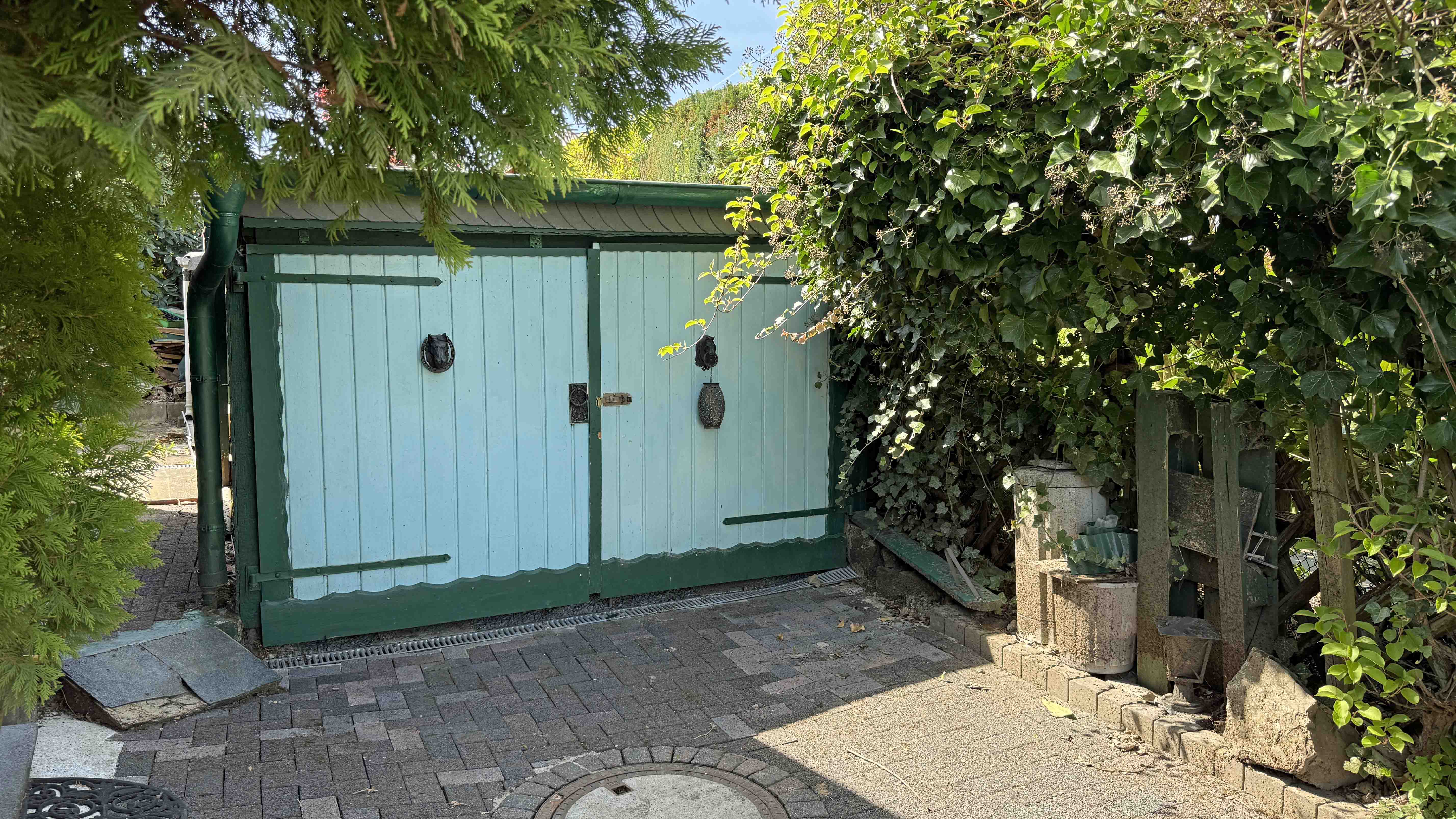 Waldbröl: Preiswertes Ferienhaus mit Blick in die Natur , ...dahinter: Garage mit Wallbox