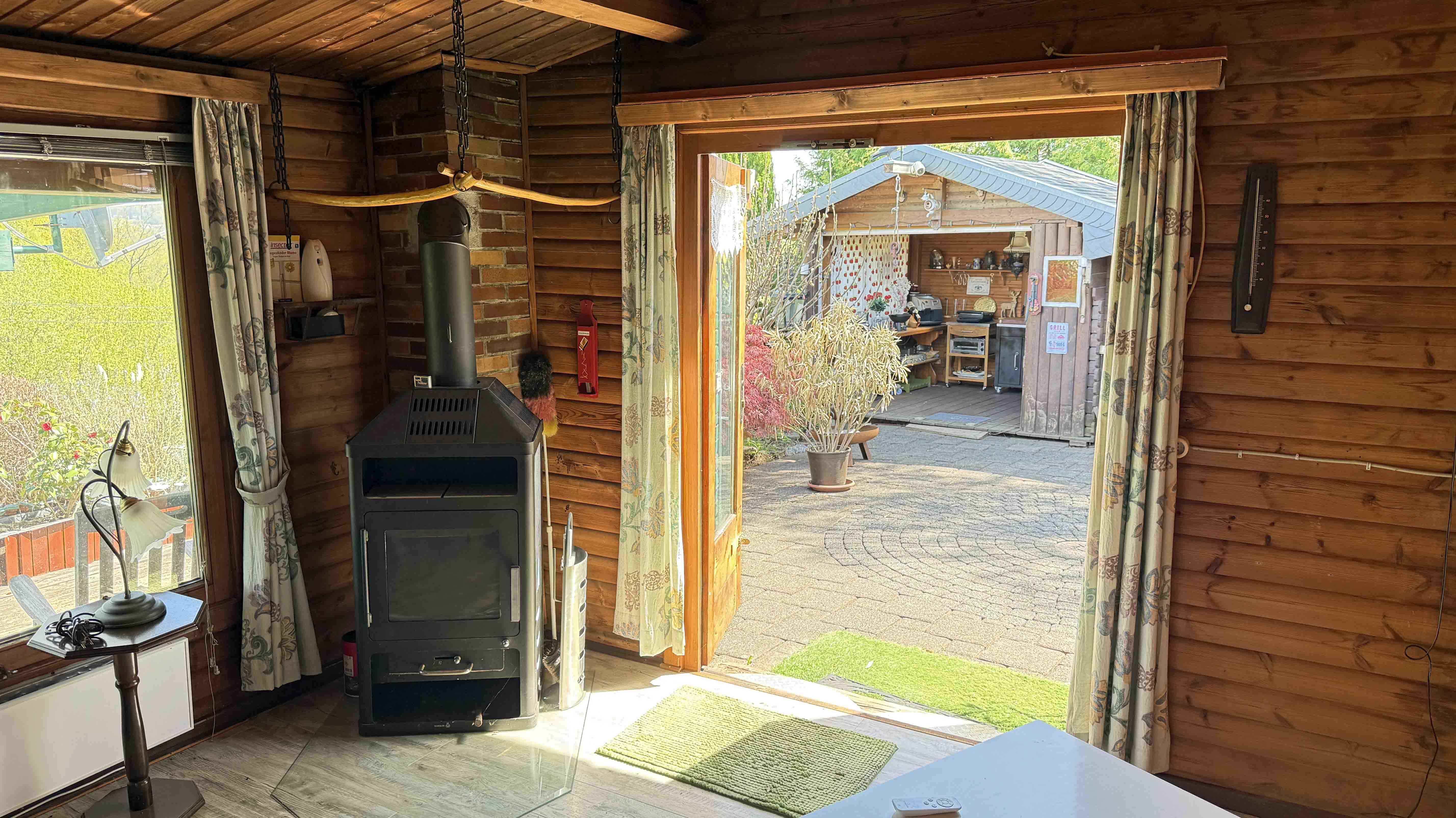 Waldbröl: Preiswertes Ferienhaus mit Blick in die Natur , ... sowie Kaminofen und Terrassenzugang