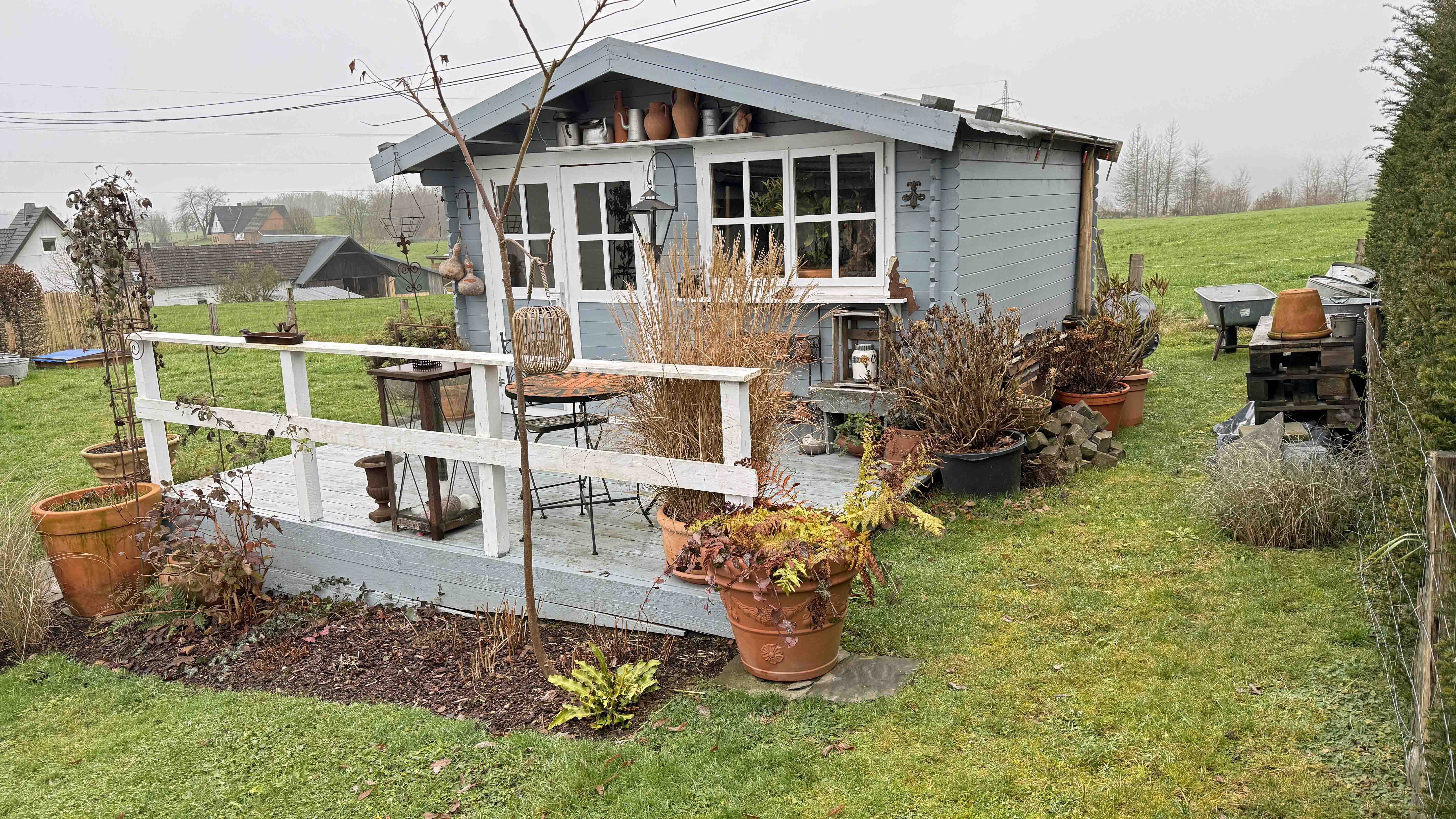 Morsbach-Seifen: Neuwertiger Bungalow mit Fernblick ins Grüne, im KP enthalten: Gartenhaus mit Holzterrasse