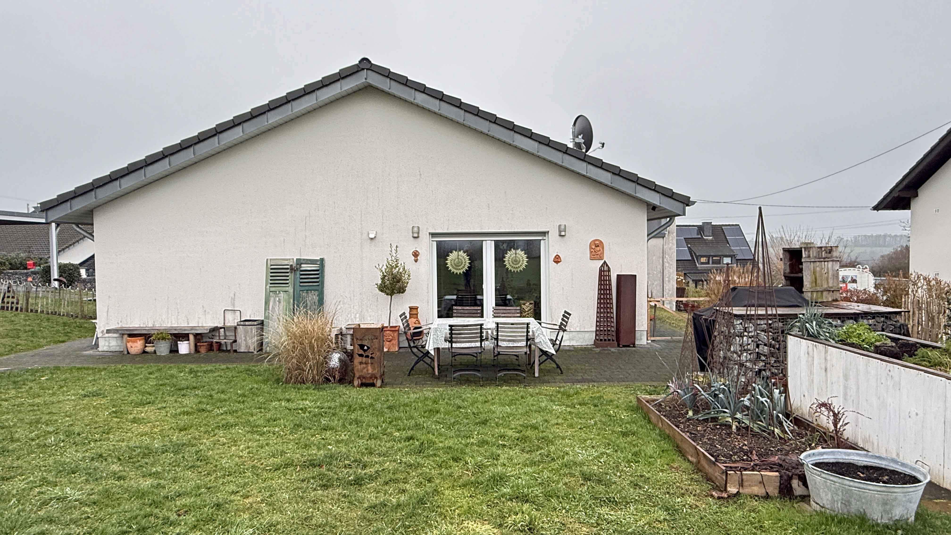 Morsbach-Seifen: Neuwertiger Bungalow mit Fernblick ins Grüne, Terrassen-/Westseite mit Garten und... 