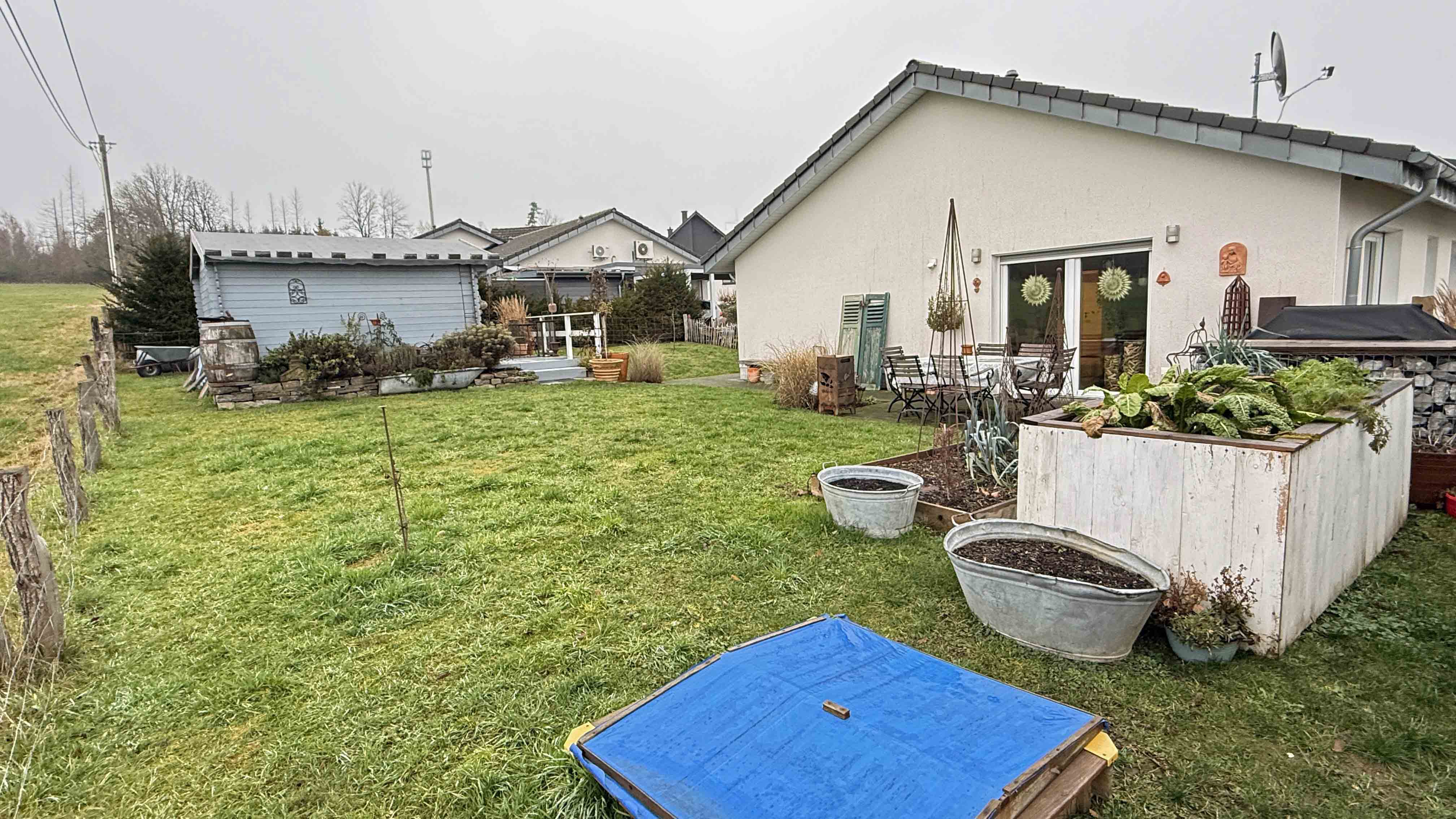 Morsbach-Seifen: Neuwertiger Bungalow mit Fernblick ins Grüne, 524 m² großer, ebener Garten mit...