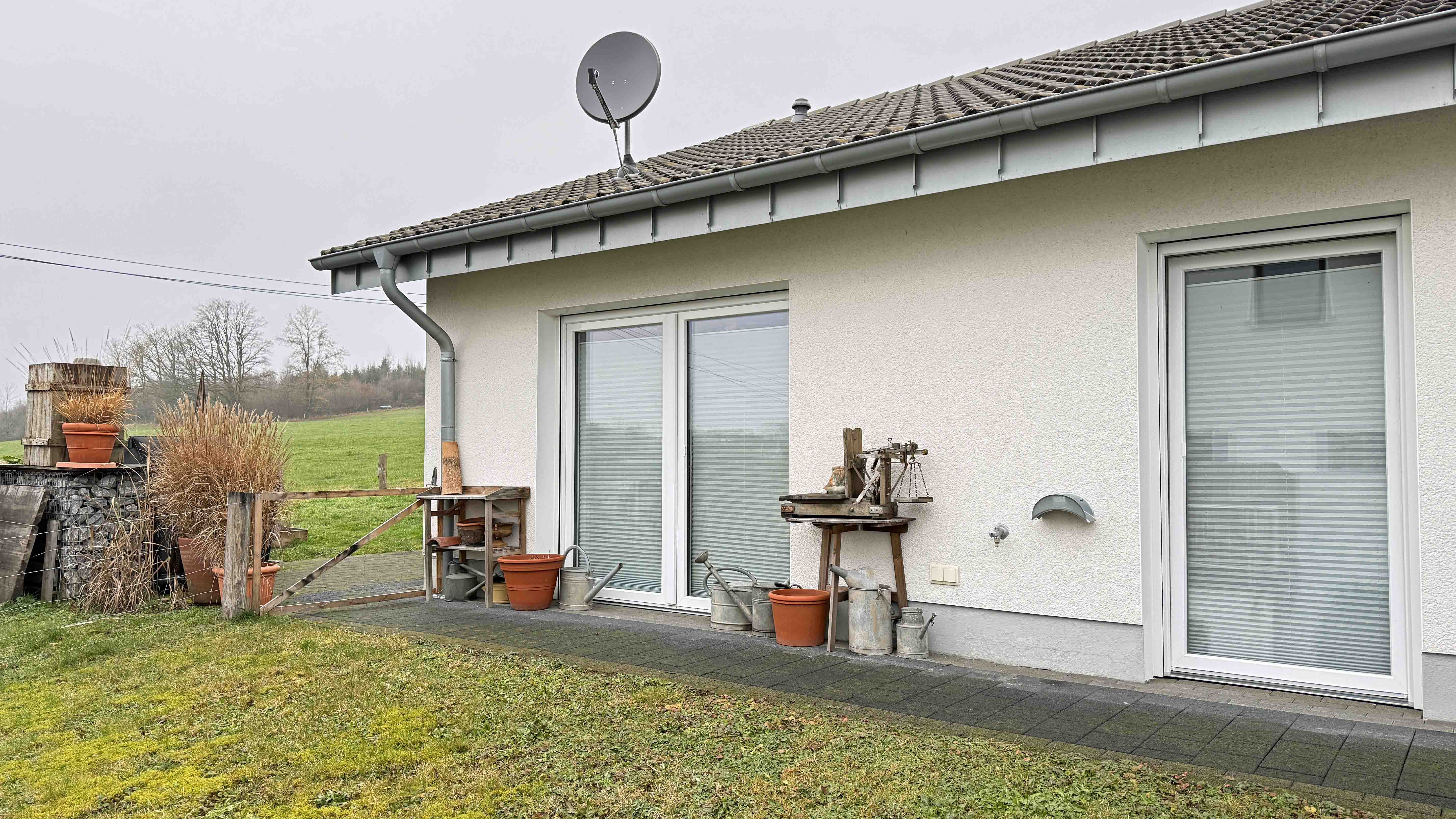 Morsbach-Seifen: Neuwertiger Bungalow mit Fernblick ins Grüne, massive Bauweise, bodentiefe Fenster, Bj. 2015