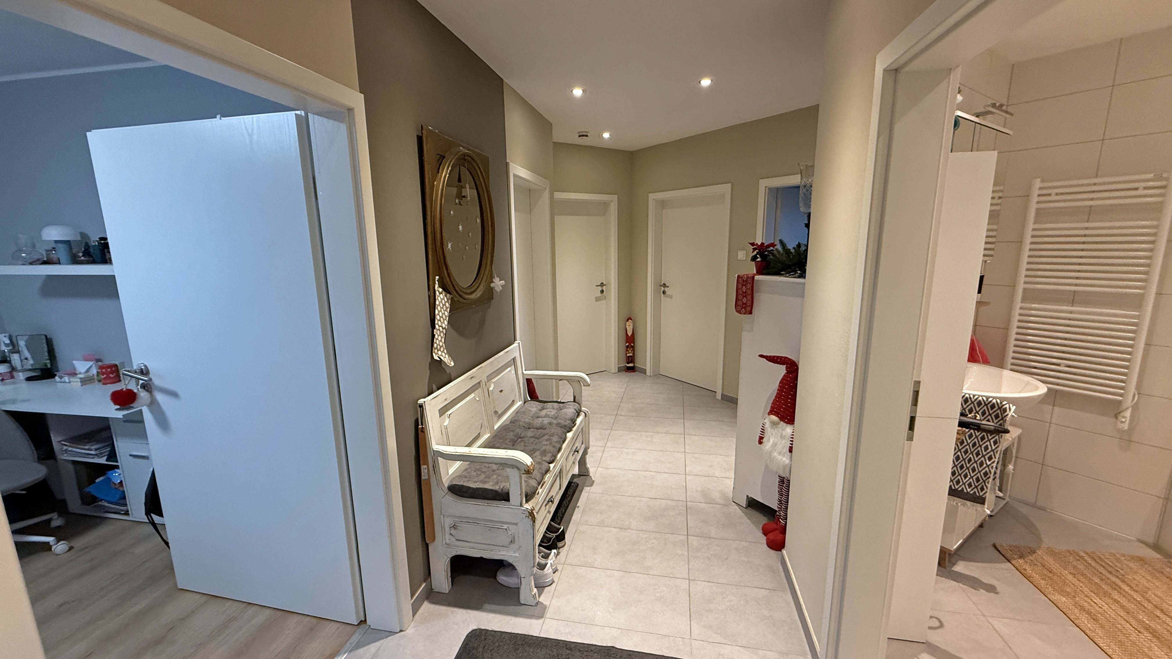 Morsbach-Seifen: Neuwertiger Bungalow mit Fernblick ins Grüne, Blick in den Eingangsbereich 