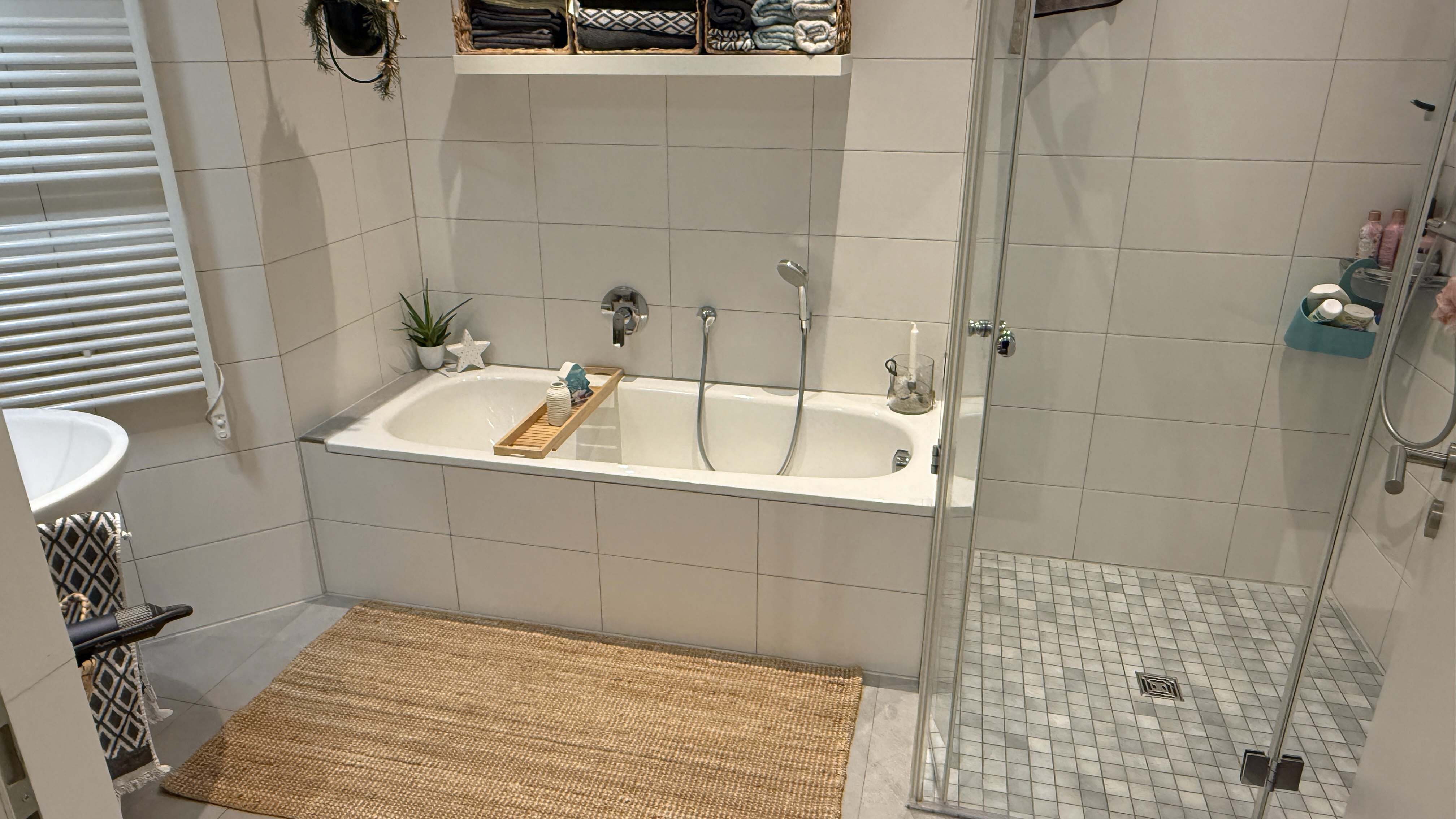 Morsbach-Seifen: Neuwertiger Bungalow mit Fernblick ins Grüne, modernes Bad mit Wanne u. bodengleicher Dusche