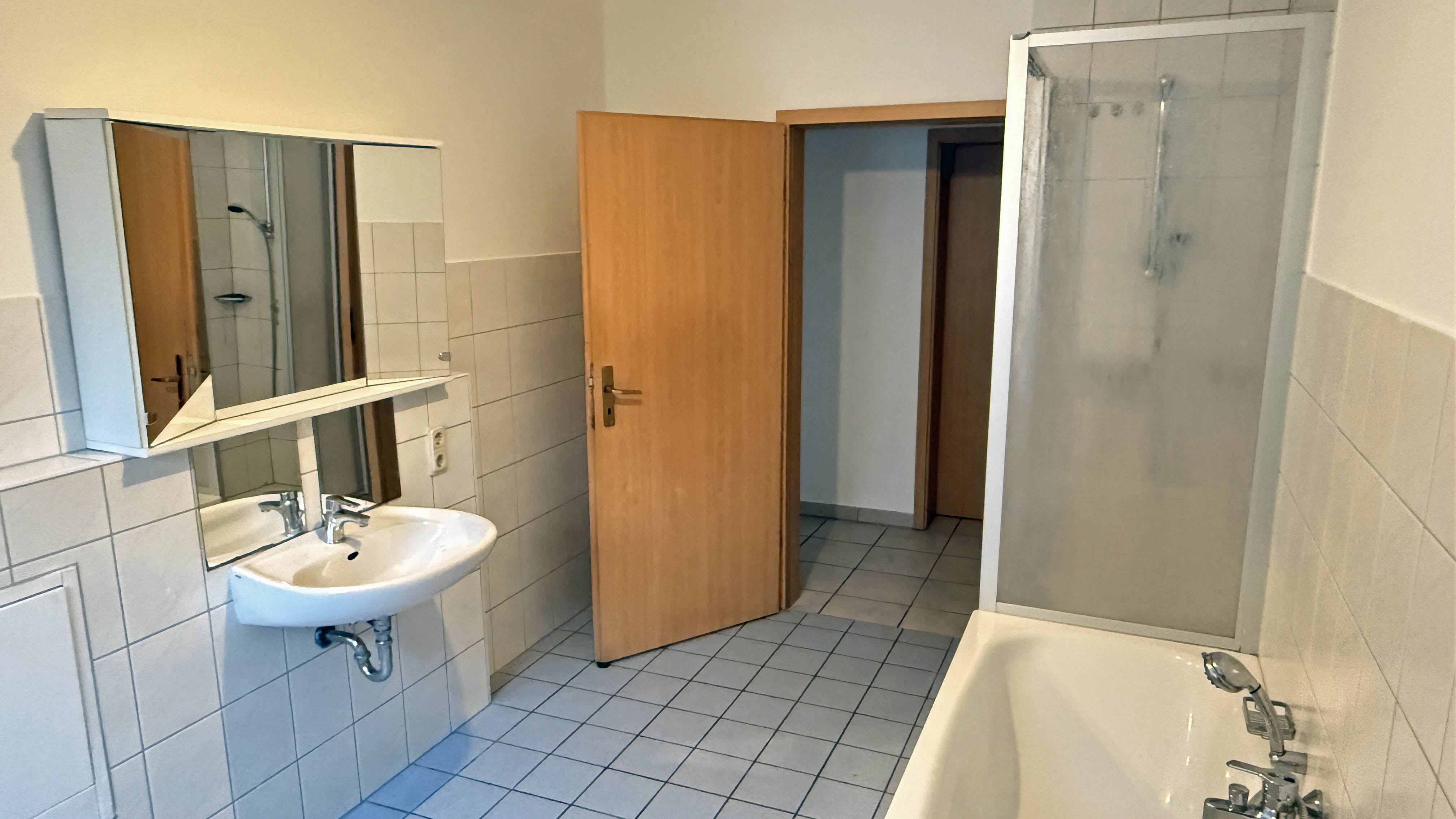 Morsbach: Gepflegte 4-Zimmer-Eigentumswohnung mit 2 Parkplätzen, Badezimmer 10 m² mit DU/ Wanne und... 