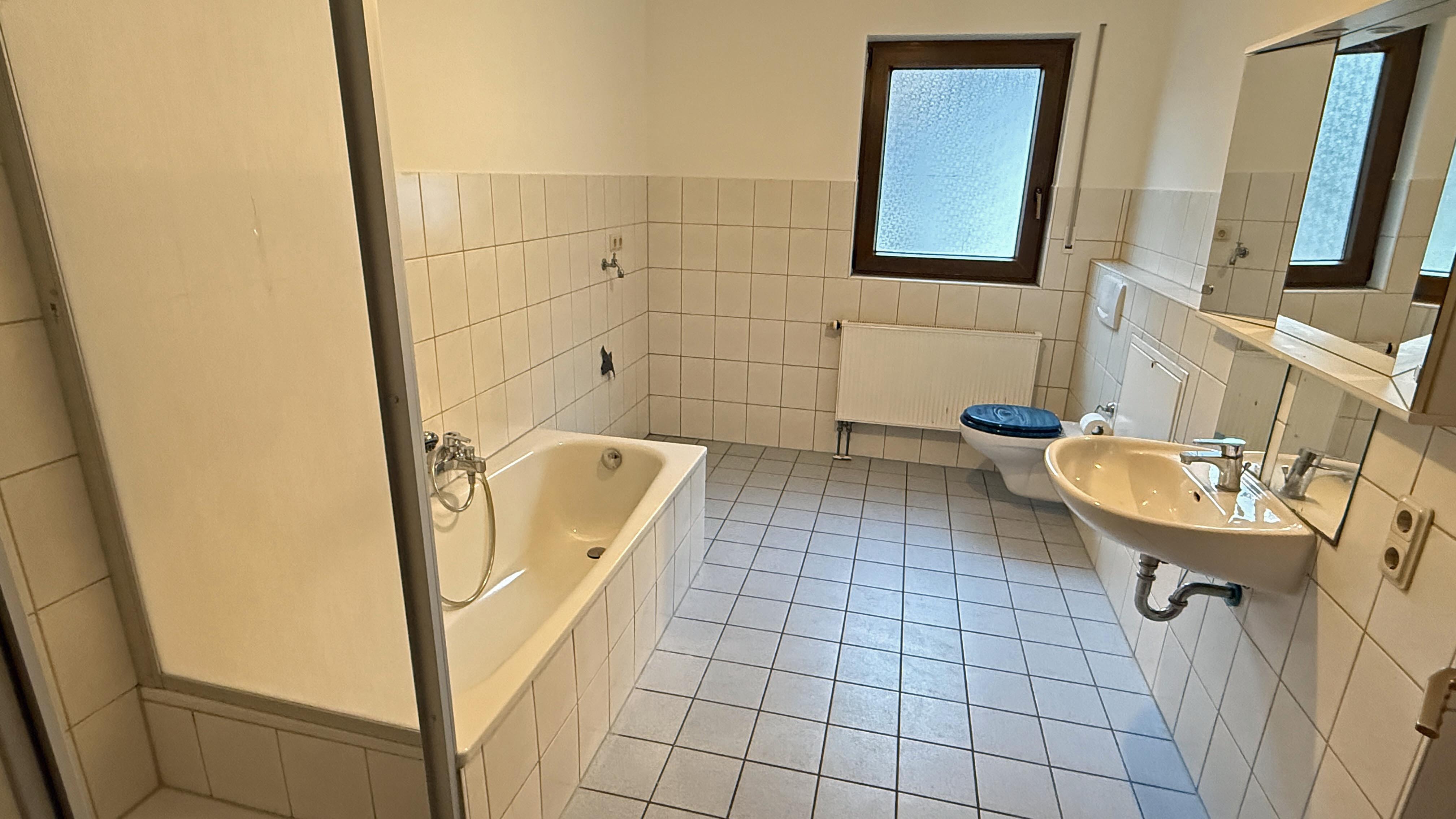 Morsbach: Gepflegte 4-Zimmer-Eigentumswohnung mit 2 Parkplätzen, ...Platz für Waschmaschine und Trockner