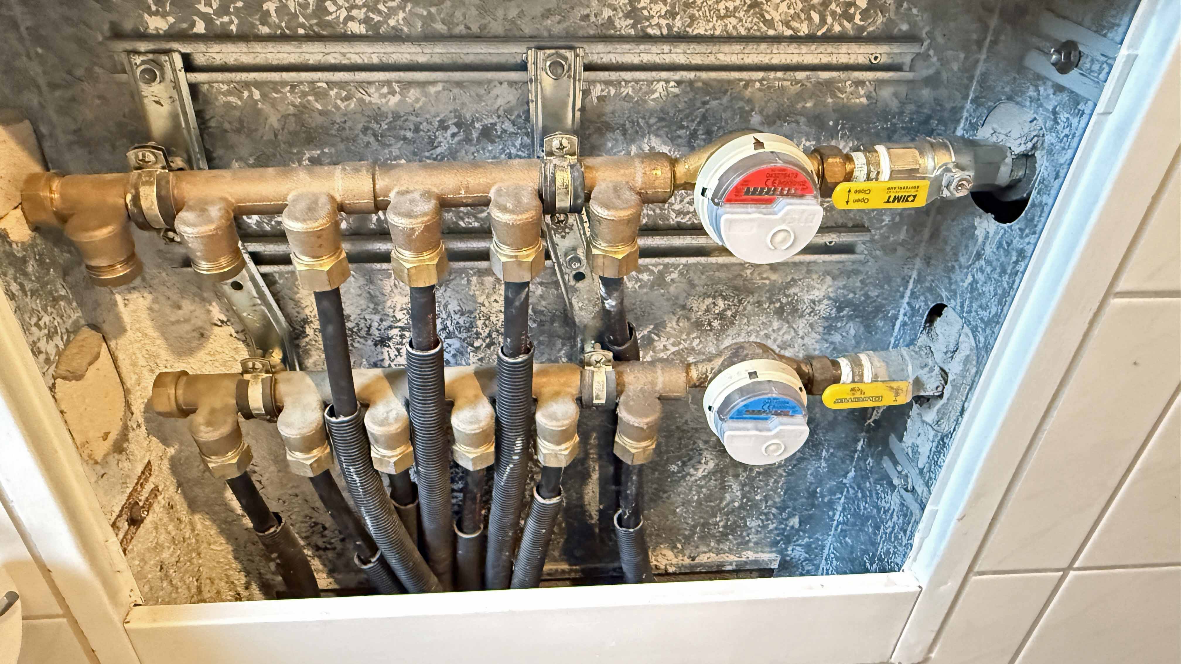 Morsbach: Gepflegte 4-Zimmer-Eigentumswohnung mit 2 Parkplätzen, Uhren für Warm- und Kaltwasser in der Wohnung