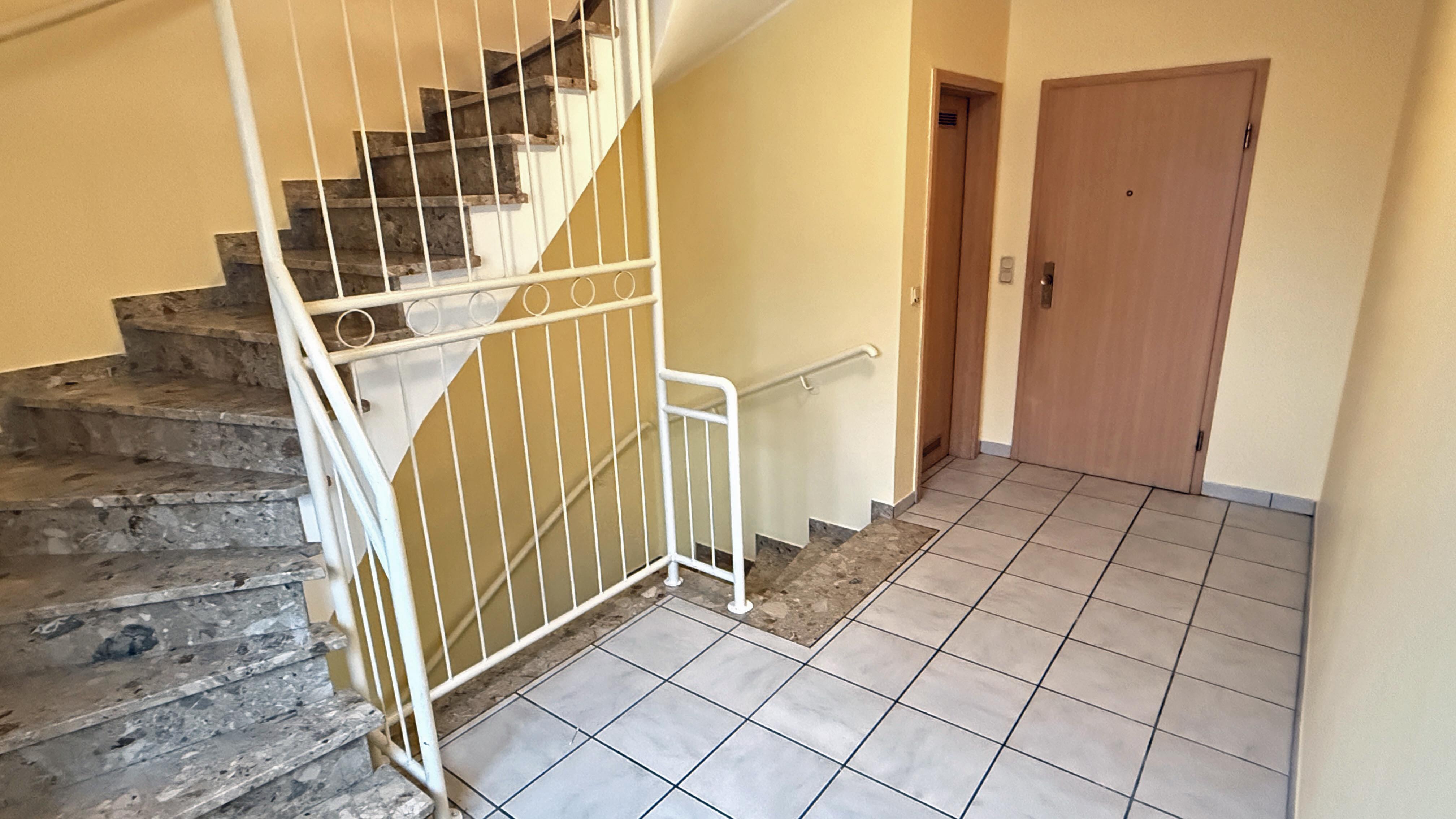 Morsbach: Gepflegte 4-Zimmer-Eigentumswohnung mit 2 Parkplätzen, Jede der 3 Etagen hat nur eine Wohnung