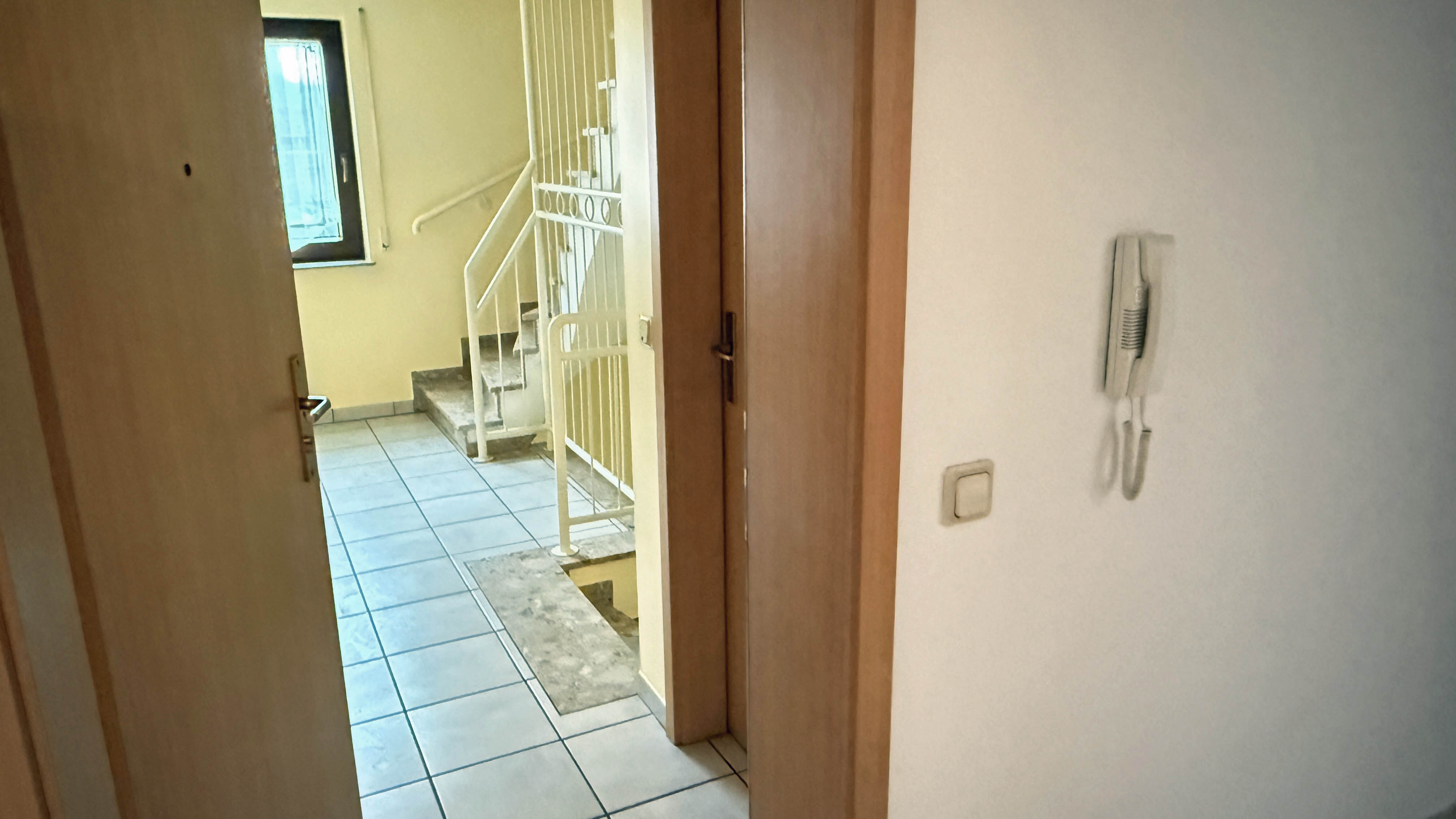 Morsbach: Gepflegte 4-Zimmer-Eigentumswohnung mit 2 Parkplätzen, Wohnungseingang mit Abstellraum davor (Tür re.) 