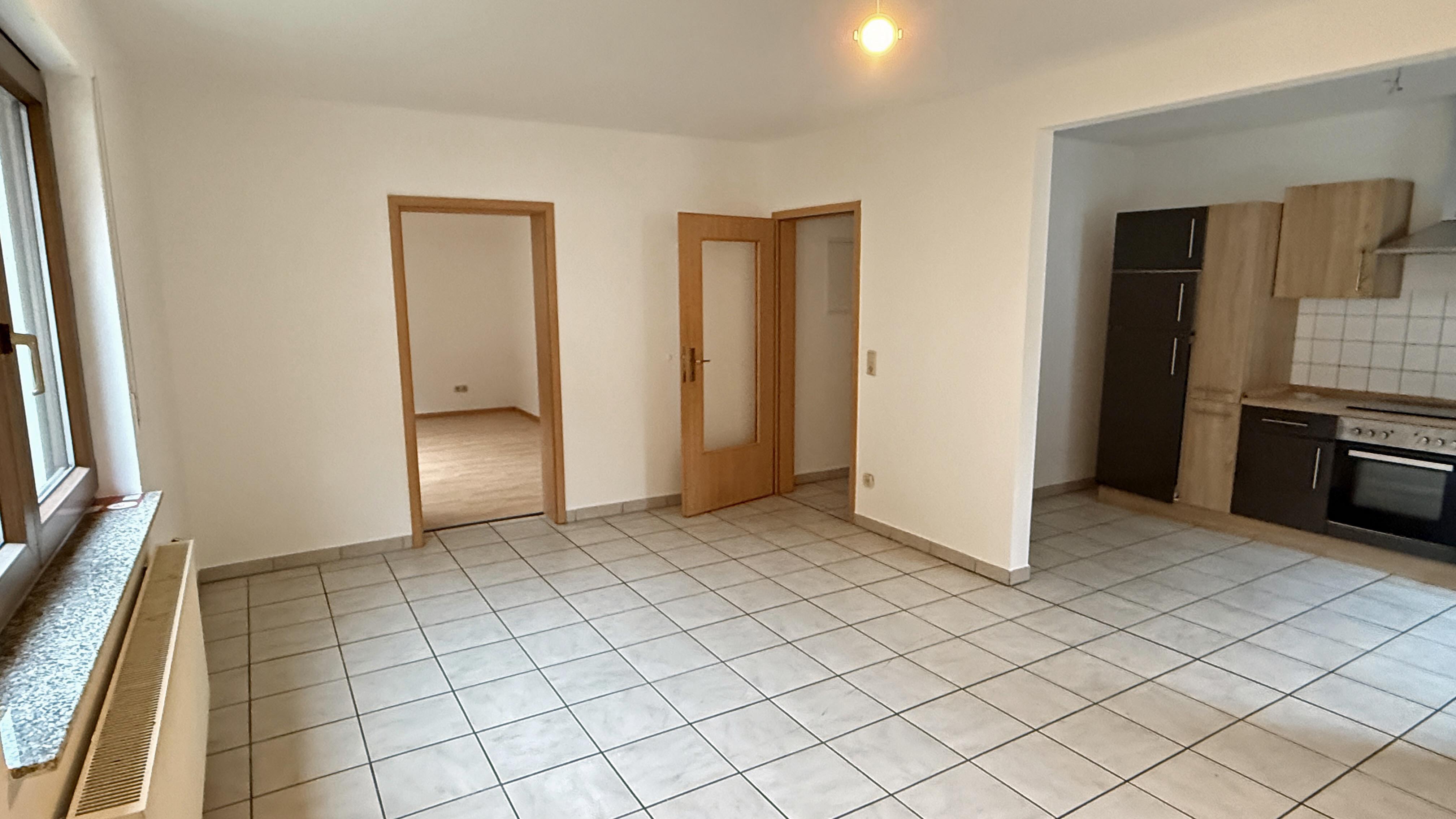 Morsbach: Gepflegte 4-Zimmer-Eigentumswohnung mit 2 Parkplätzen, Blick in den 28 m² großen Küchen-/Essbereich