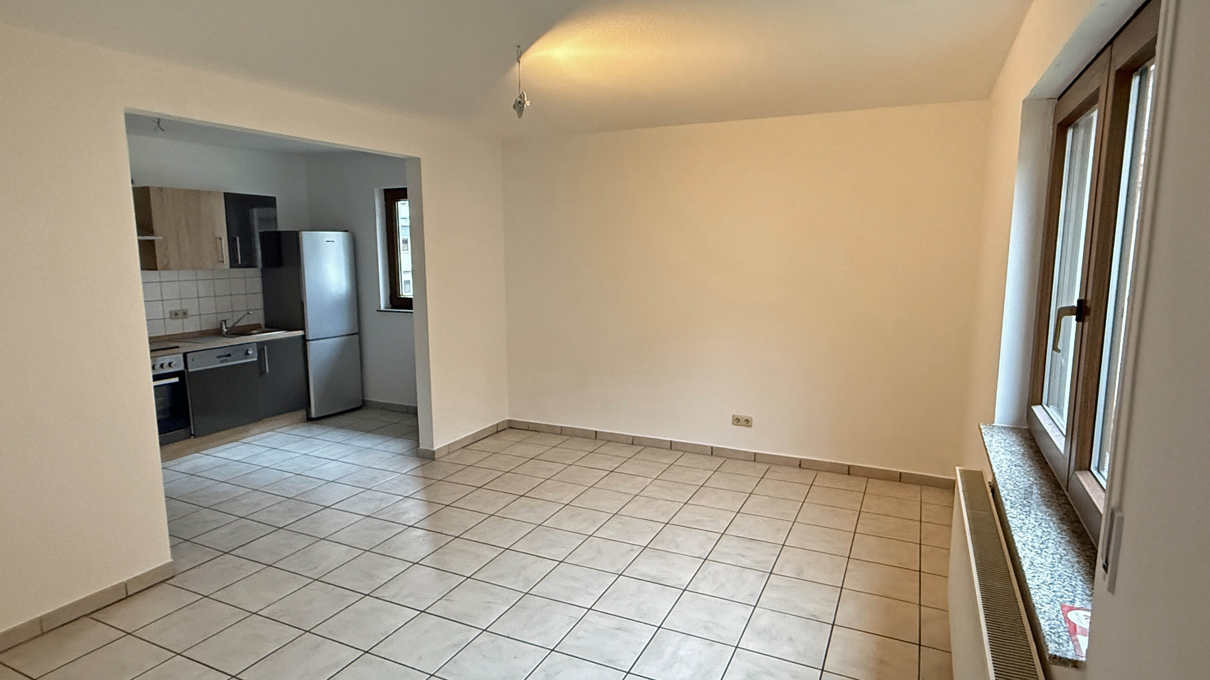 Morsbach: Gepflegte 4-Zimmer-Eigentumswohnung mit 2 Parkplätzen, offene Küche mit Essplatz am Fenster