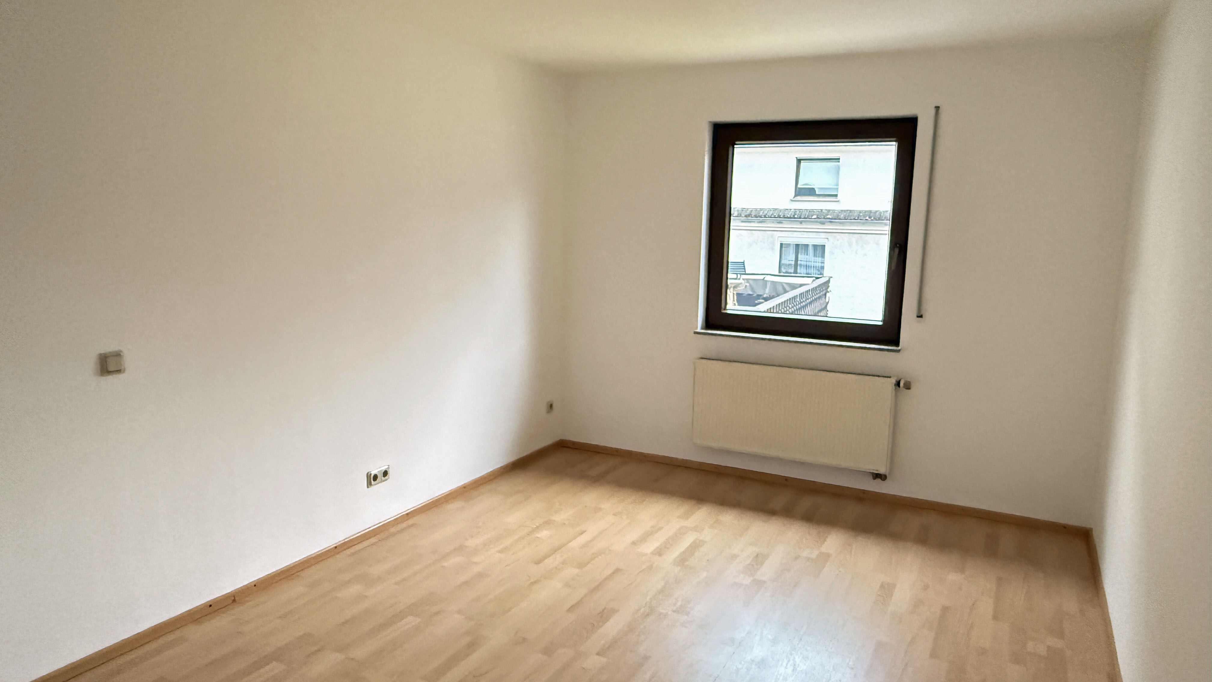 Morsbach: Gepflegte 4-Zimmer-Eigentumswohnung mit 2 Parkplätzen, ... ca.14 m²; 18 m²; 14 m² und 15 m² groß