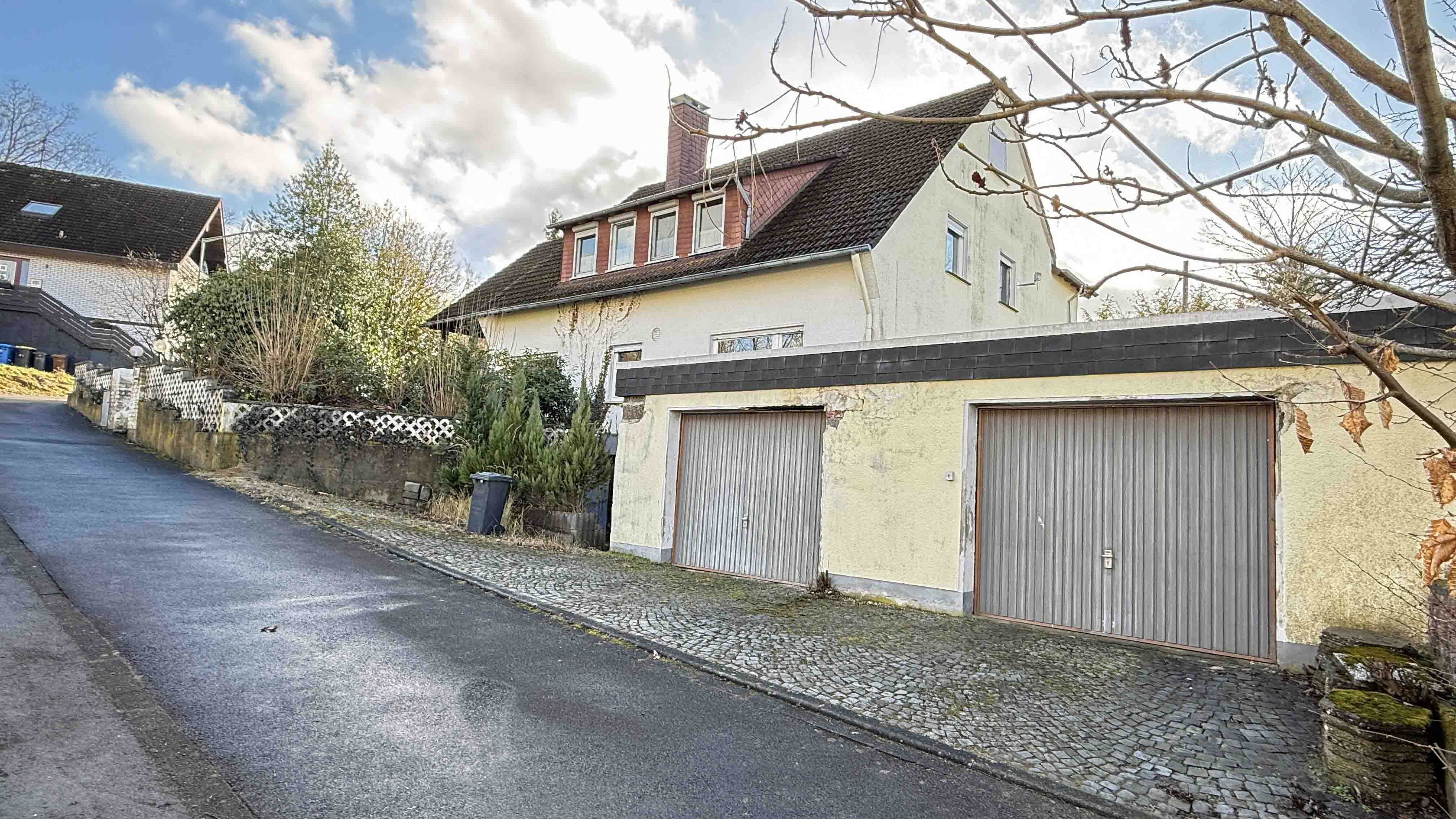 Wissen: Zweifamilienhaus im Dornröschenschlaf in bester Wohnlage, massive Doppelgarage