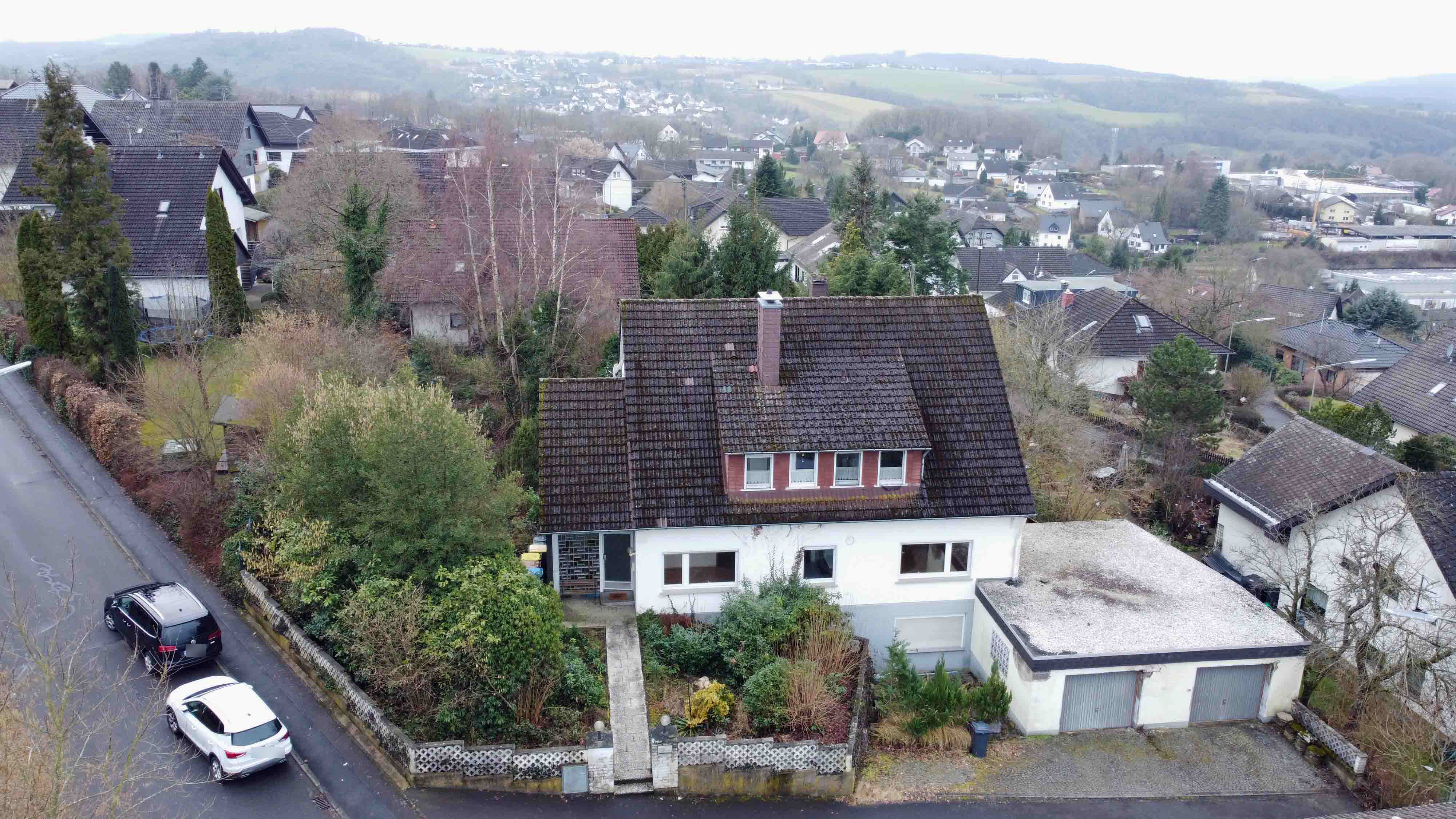 Wissen: Zweifamilienhaus im Dornröschenschlaf in bester Wohnlage, Frontansicht aus der Luft: herrliche Wohnlage